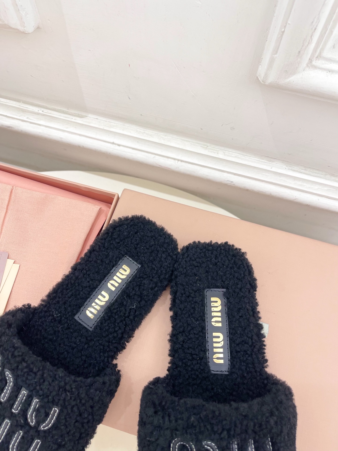 Miu Miu | 缪缪  25𝐬𝐬

🖤2025秋冬新品   专柜主打最新走秀款 经典字母平底毛毛拖鞋