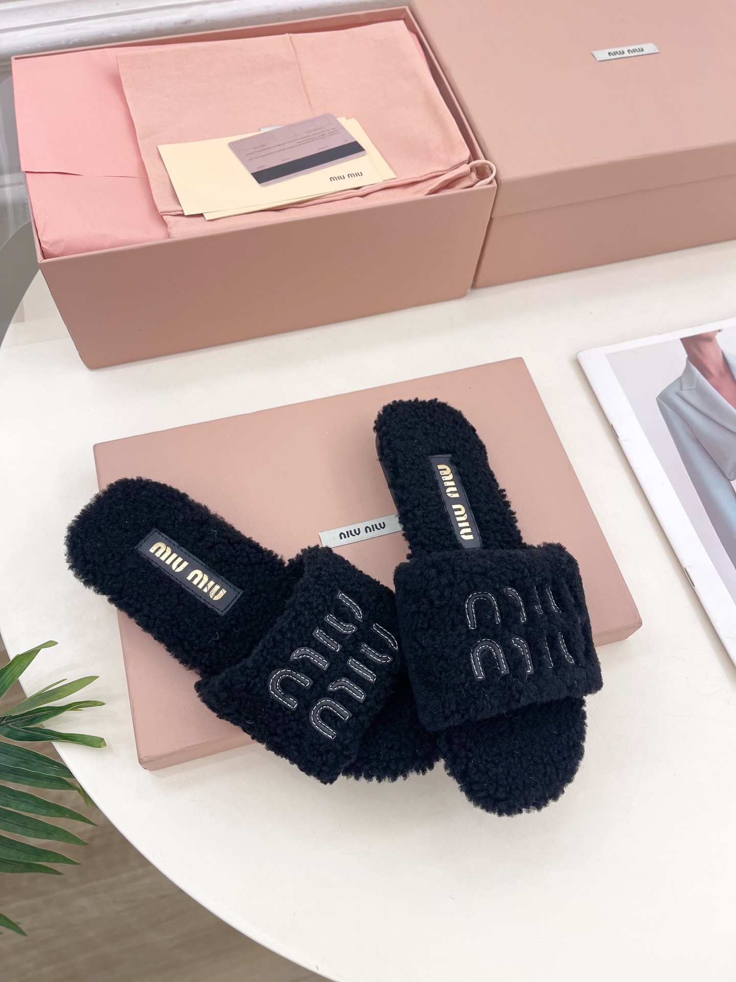 Miu Miu | 缪缪  25𝐬𝐬

🖤2025秋冬新品   专柜主打最新走秀款 经典字母平底毛毛拖鞋