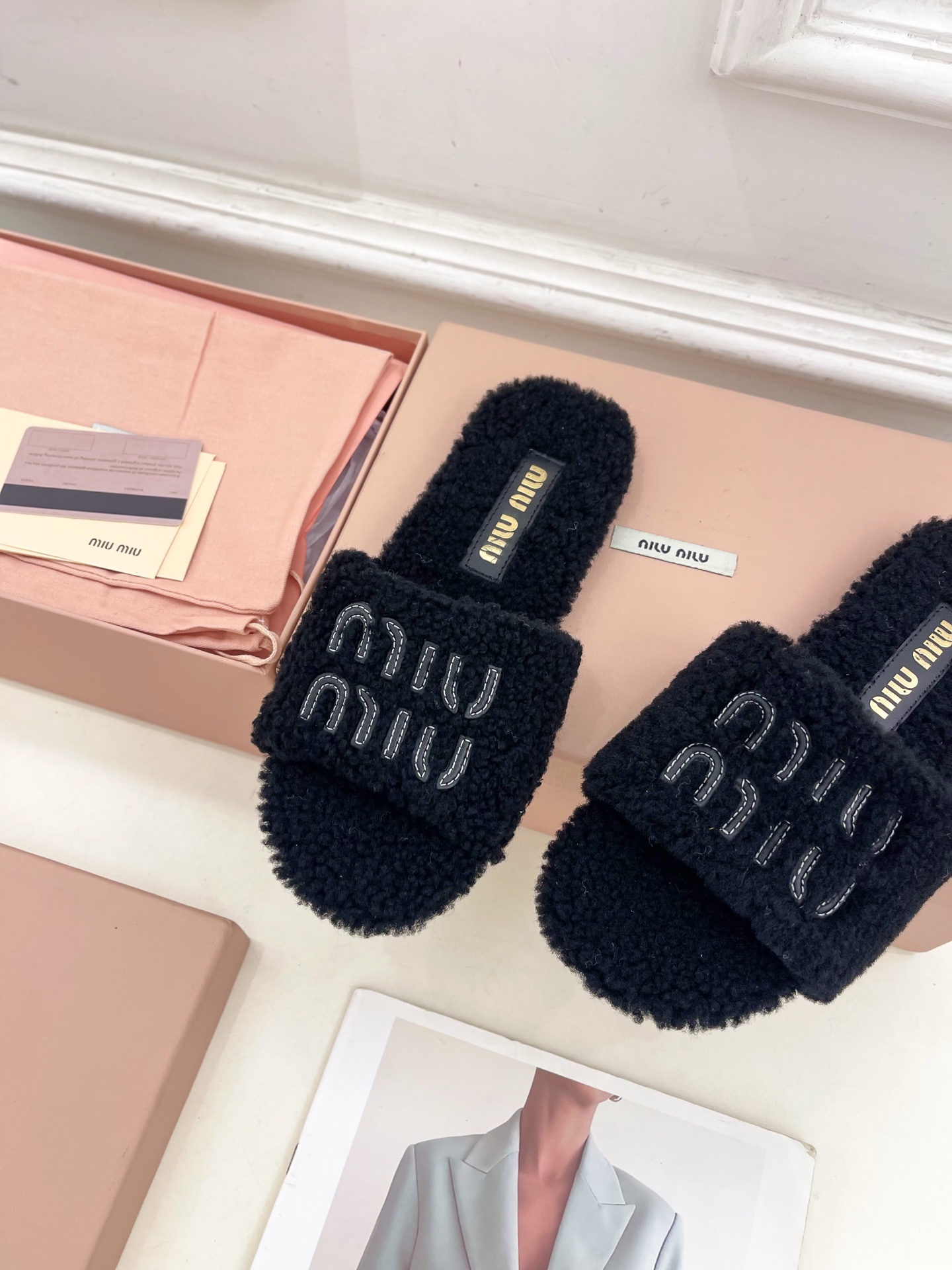 Miu Miu | 缪缪  25𝐬𝐬

🖤2025秋冬新品   专柜主打最新走秀款 经典字母平底毛毛拖鞋