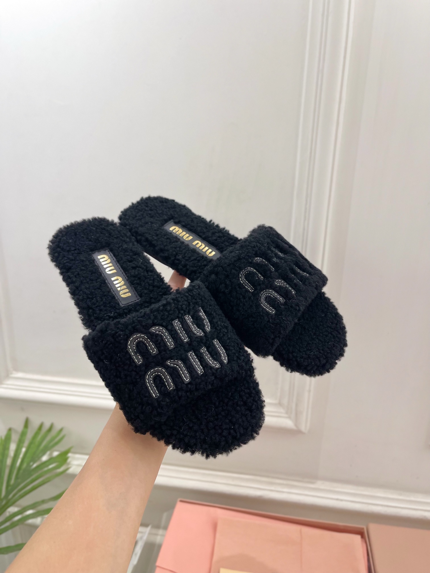 Miu Miu | 缪缪  25𝐬𝐬

🖤2025秋冬新品   专柜主打最新走秀款 经典字母平底毛毛拖鞋