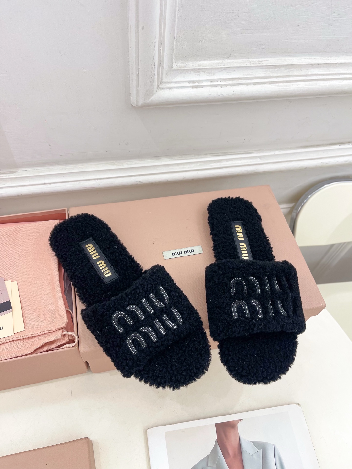 Miu Miu | 缪缪  25𝐬𝐬

🖤2025秋冬新品   专柜主打最新走秀款 经典字母平底毛毛拖鞋