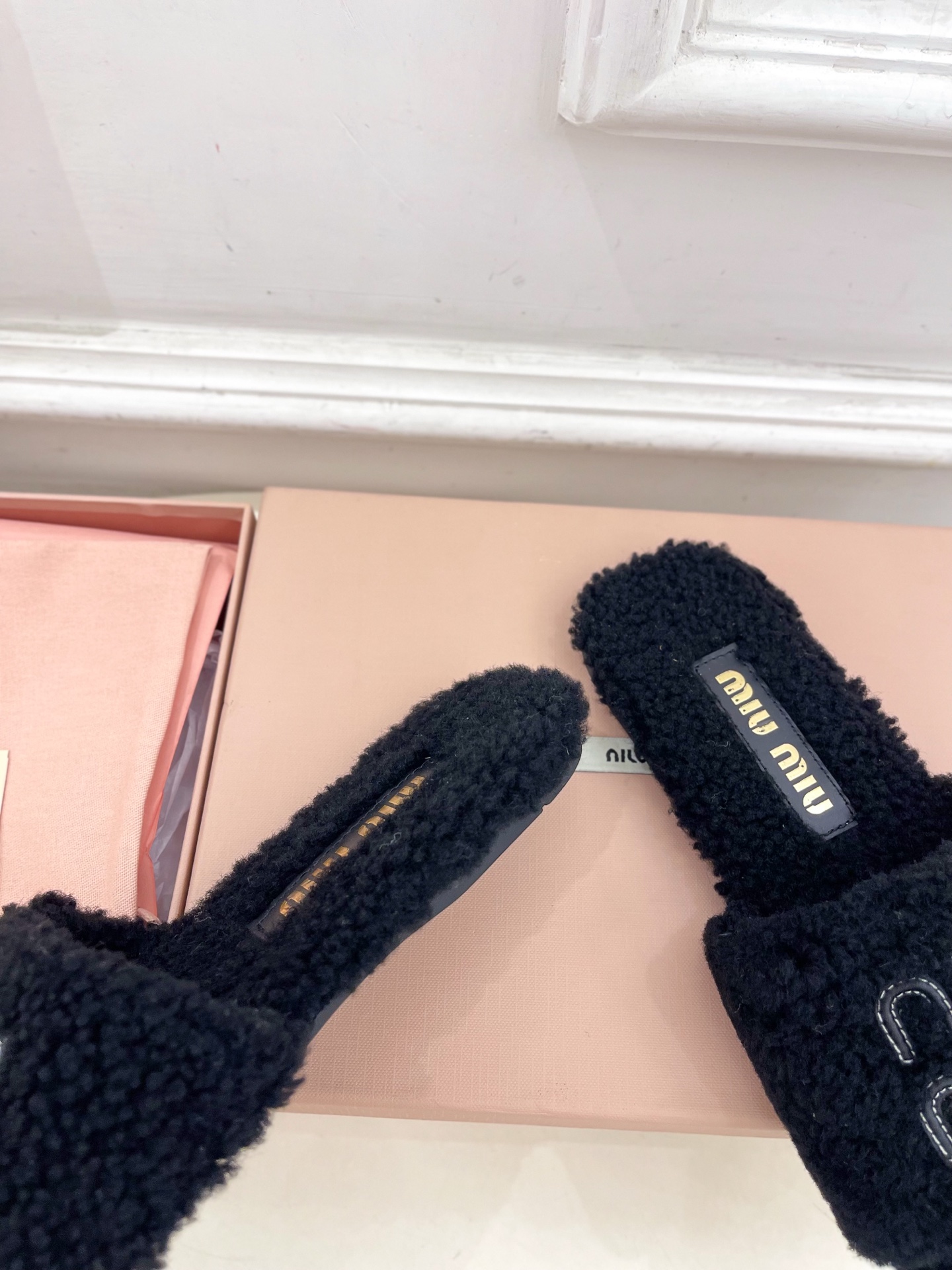 Miu Miu | 缪缪  25𝐬𝐬

🖤2025秋冬新品   专柜主打最新走秀款 经典字母平底毛毛拖鞋