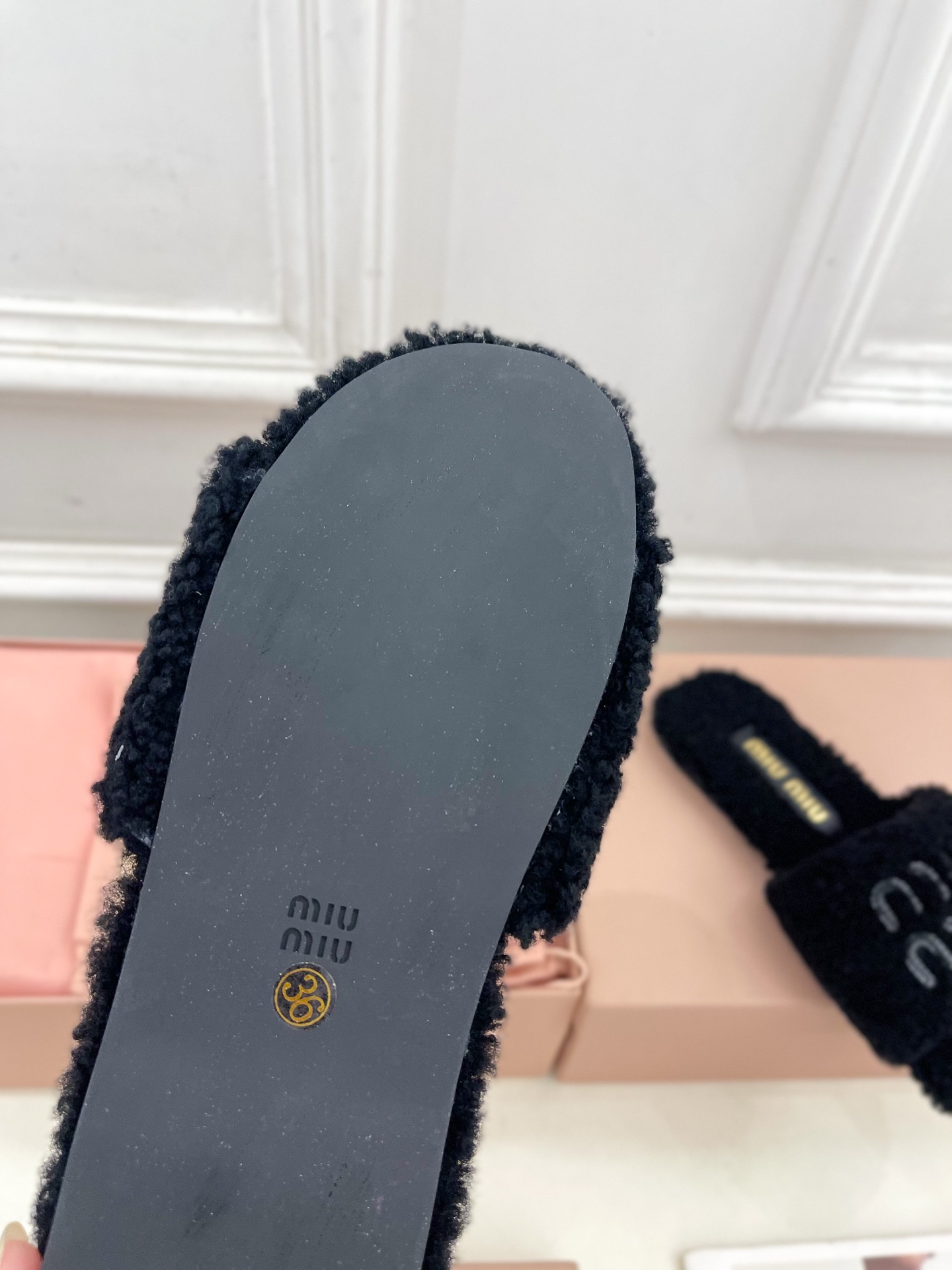 Miu Miu | 缪缪  25𝐬𝐬

🖤2025秋冬新品   专柜主打最新走秀款 经典字母平底毛毛拖鞋