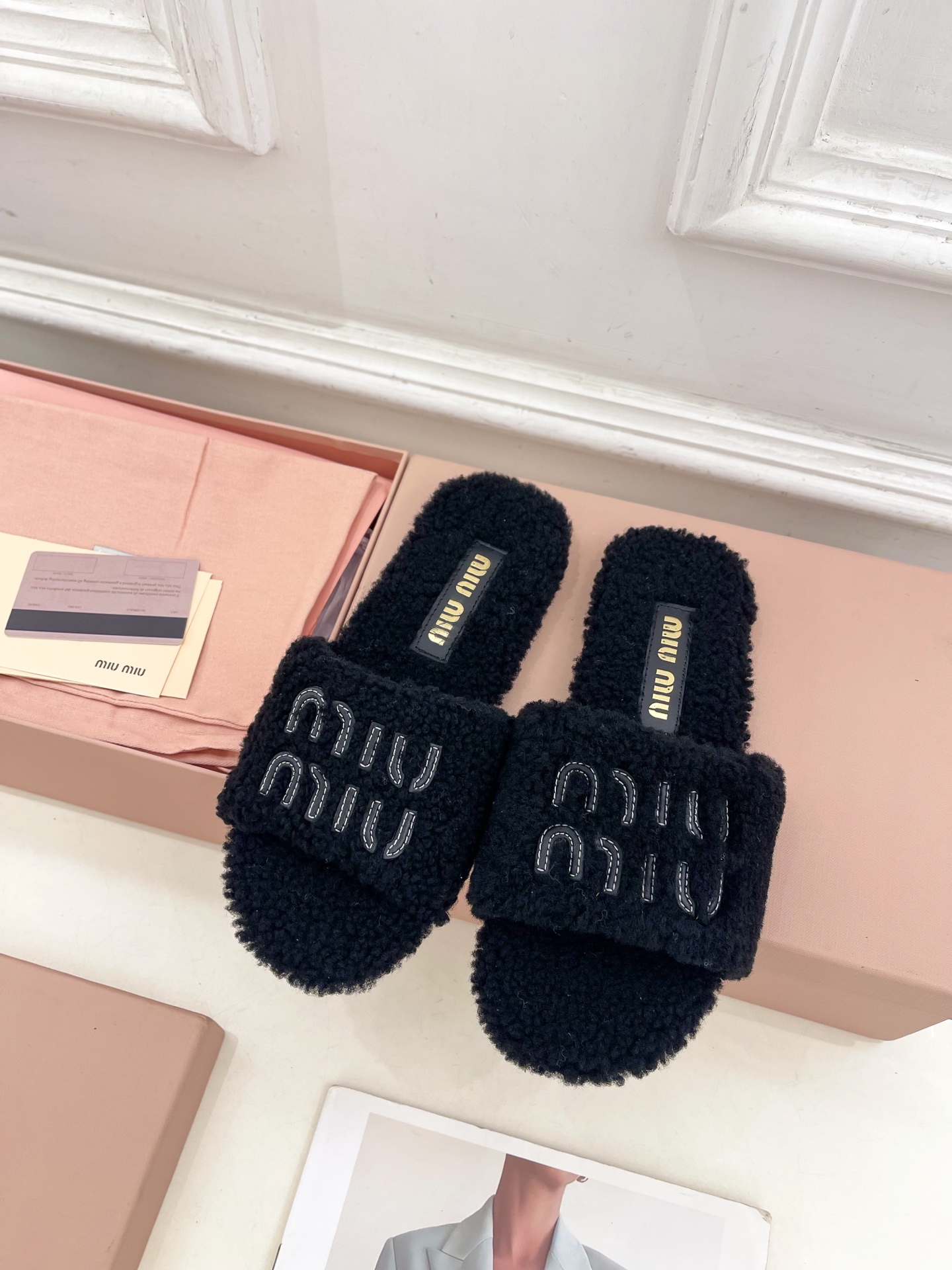 Miu Miu | 缪缪  25𝐬𝐬

🖤2025秋冬新品   专柜主打最新走秀款 经典字母平底毛毛拖鞋