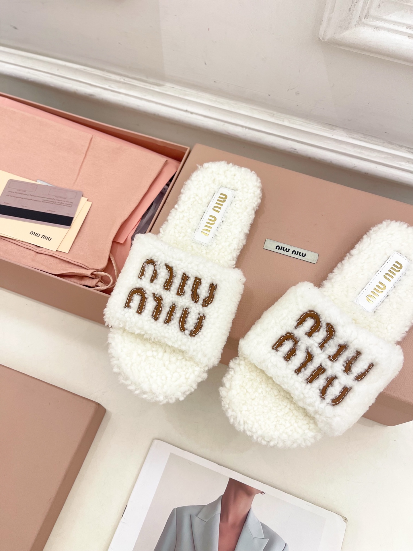 Miu Miu | 缪缪  25𝐬𝐬

🖤2025秋冬新品   专柜主打最新走秀款 经典字母平底毛毛拖鞋