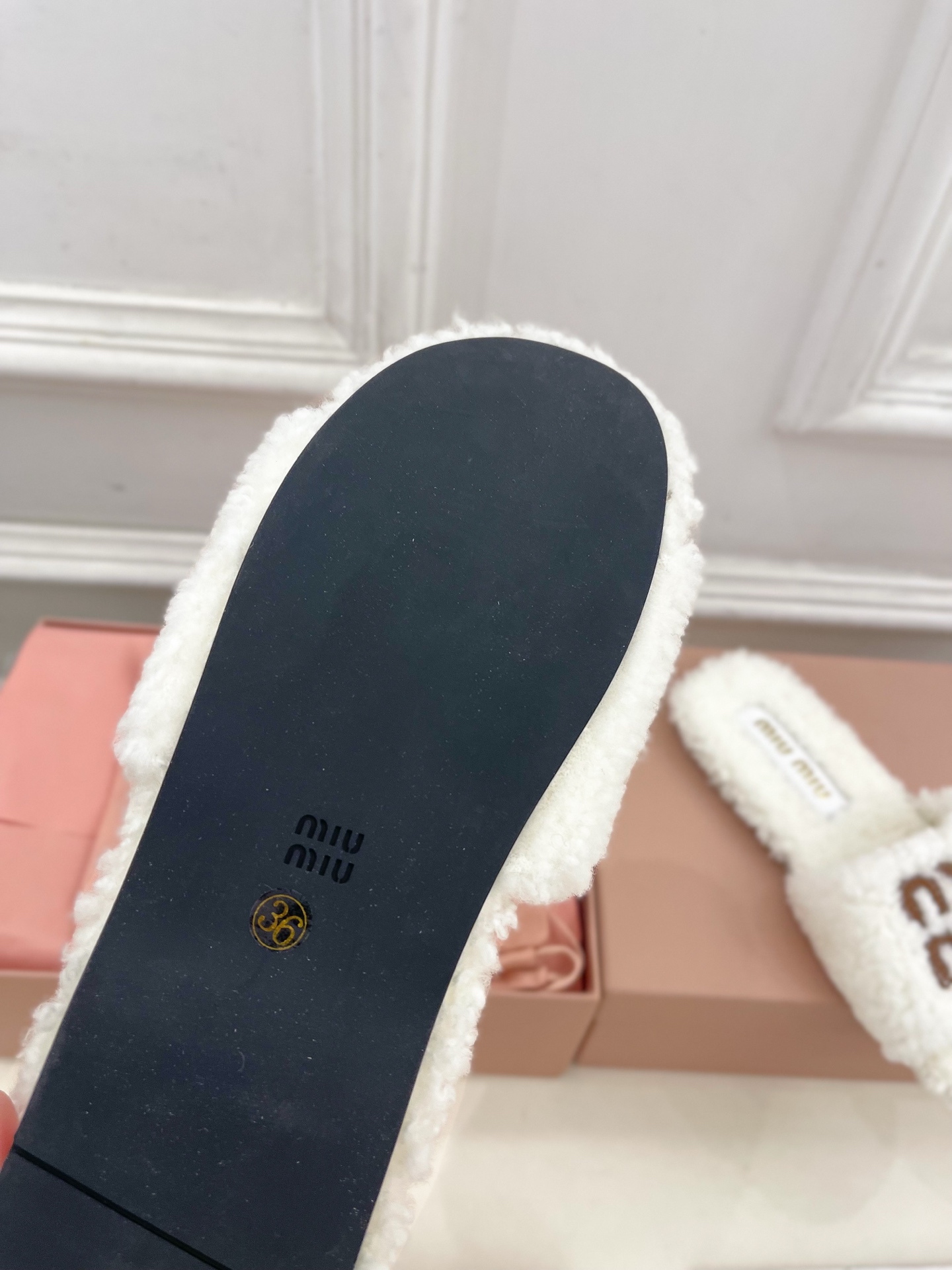 Miu Miu | 缪缪  25𝐬𝐬

🖤2025秋冬新品   专柜主打最新走秀款 经典字母平底毛毛拖鞋