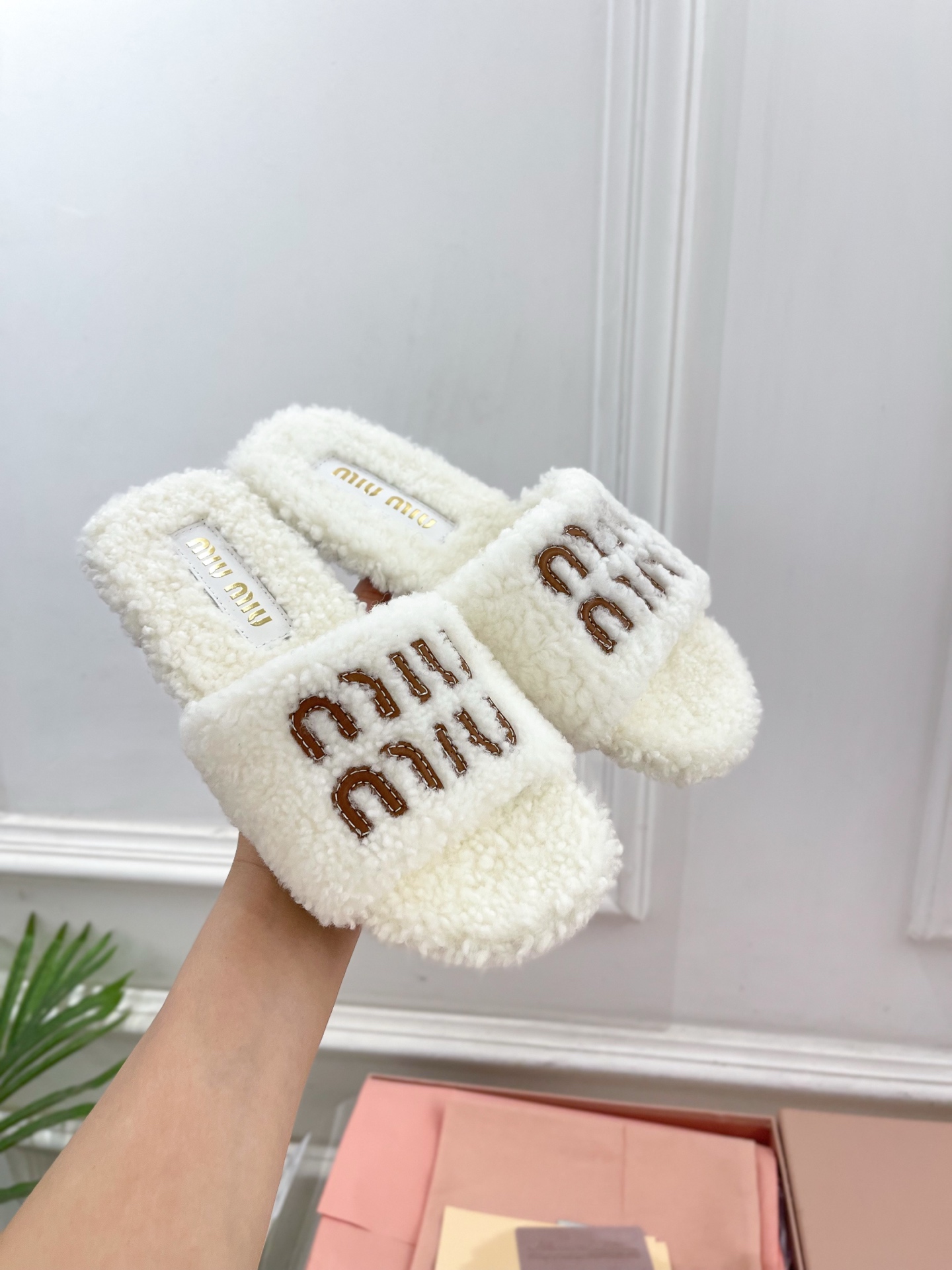 Miu Miu | 缪缪  25𝐬𝐬

🖤2025秋冬新品   专柜主打最新走秀款 经典字母平底毛毛拖鞋