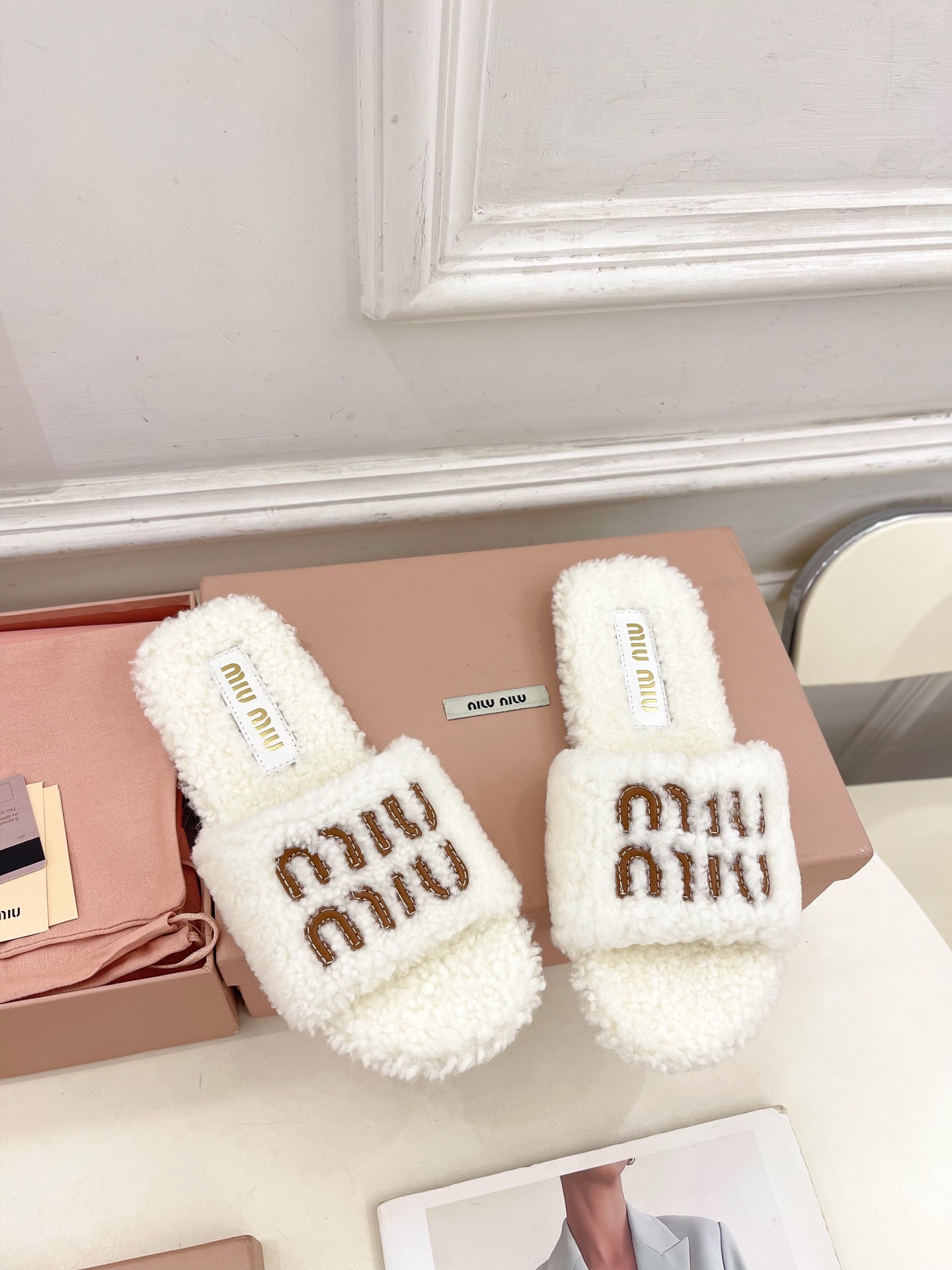 Miu Miu | 缪缪  25𝐬𝐬

🖤2025秋冬新品   专柜主打最新走秀款 经典字母平底毛毛拖鞋