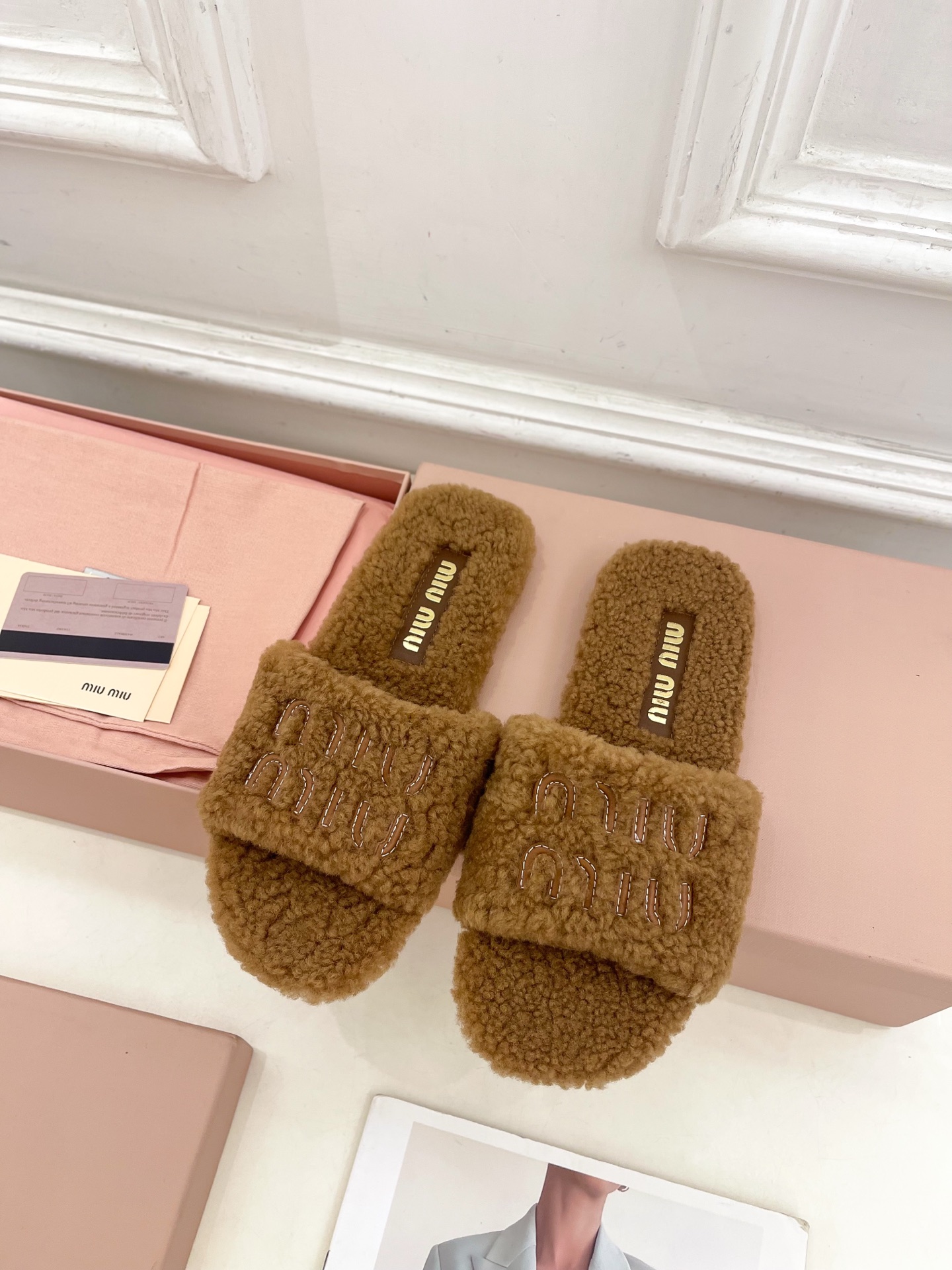 Miu Miu | 缪缪  25𝐬𝐬

🖤2025秋冬新品   专柜主打最新走秀款 经典字母平底毛毛拖鞋