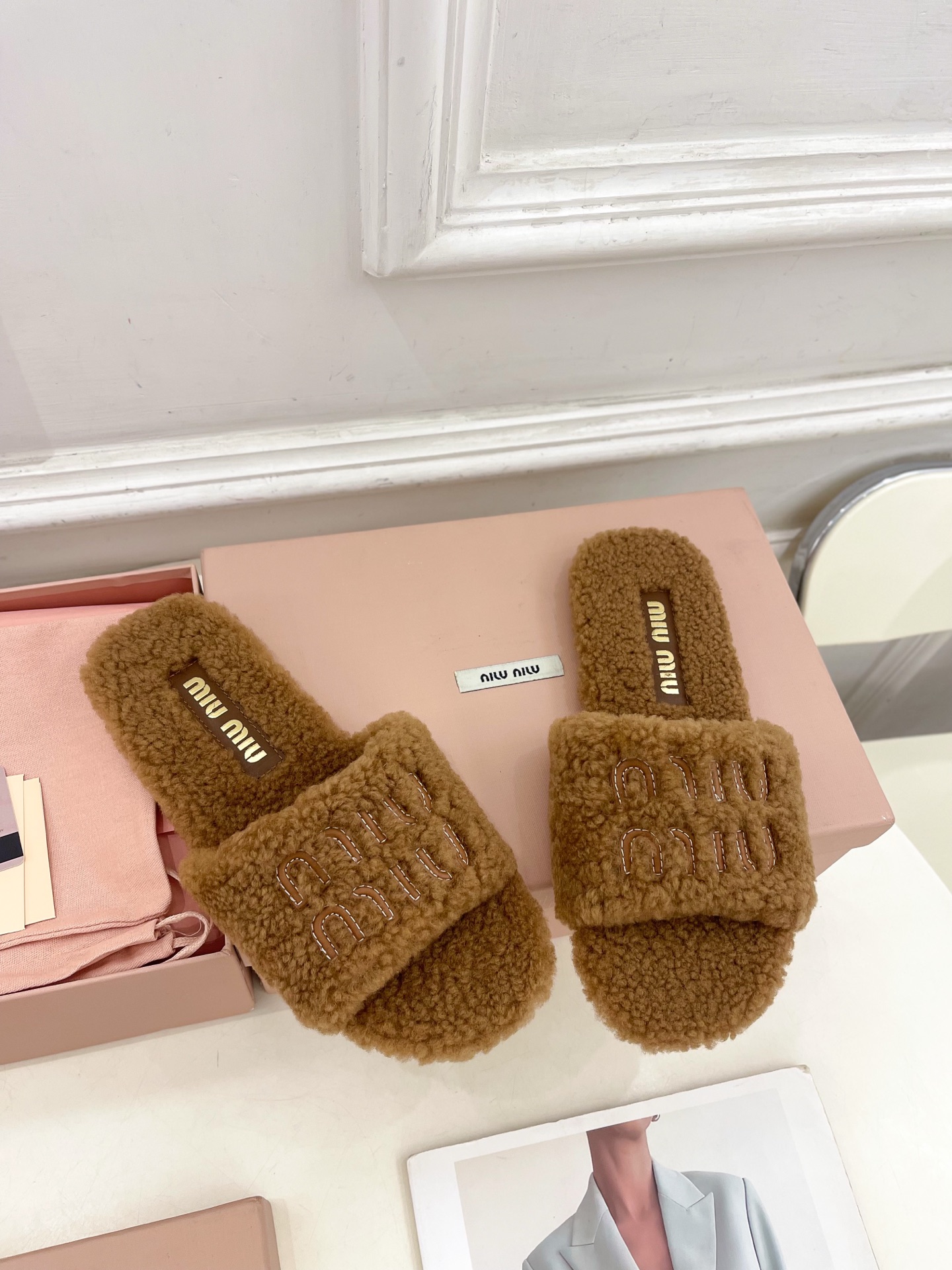 Miu Miu | 缪缪  25𝐬𝐬

🖤2025秋冬新品   专柜主打最新走秀款 经典字母平底毛毛拖鞋