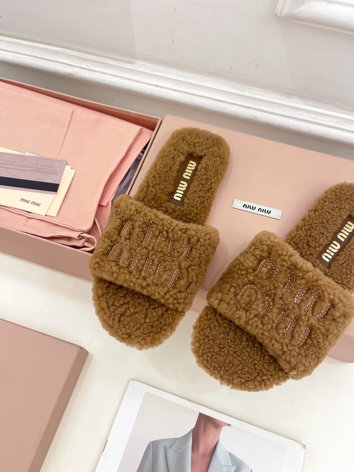 Miu Miu | 缪缪  25𝐬𝐬

🖤2025秋冬新品   专柜主打最新走秀款 经典字母平底毛毛拖鞋