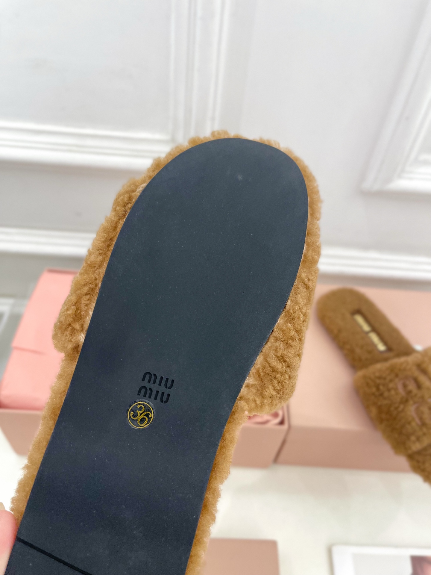 Miu Miu | 缪缪  25𝐬𝐬

🖤2025秋冬新品   专柜主打最新走秀款 经典字母平底毛毛拖鞋