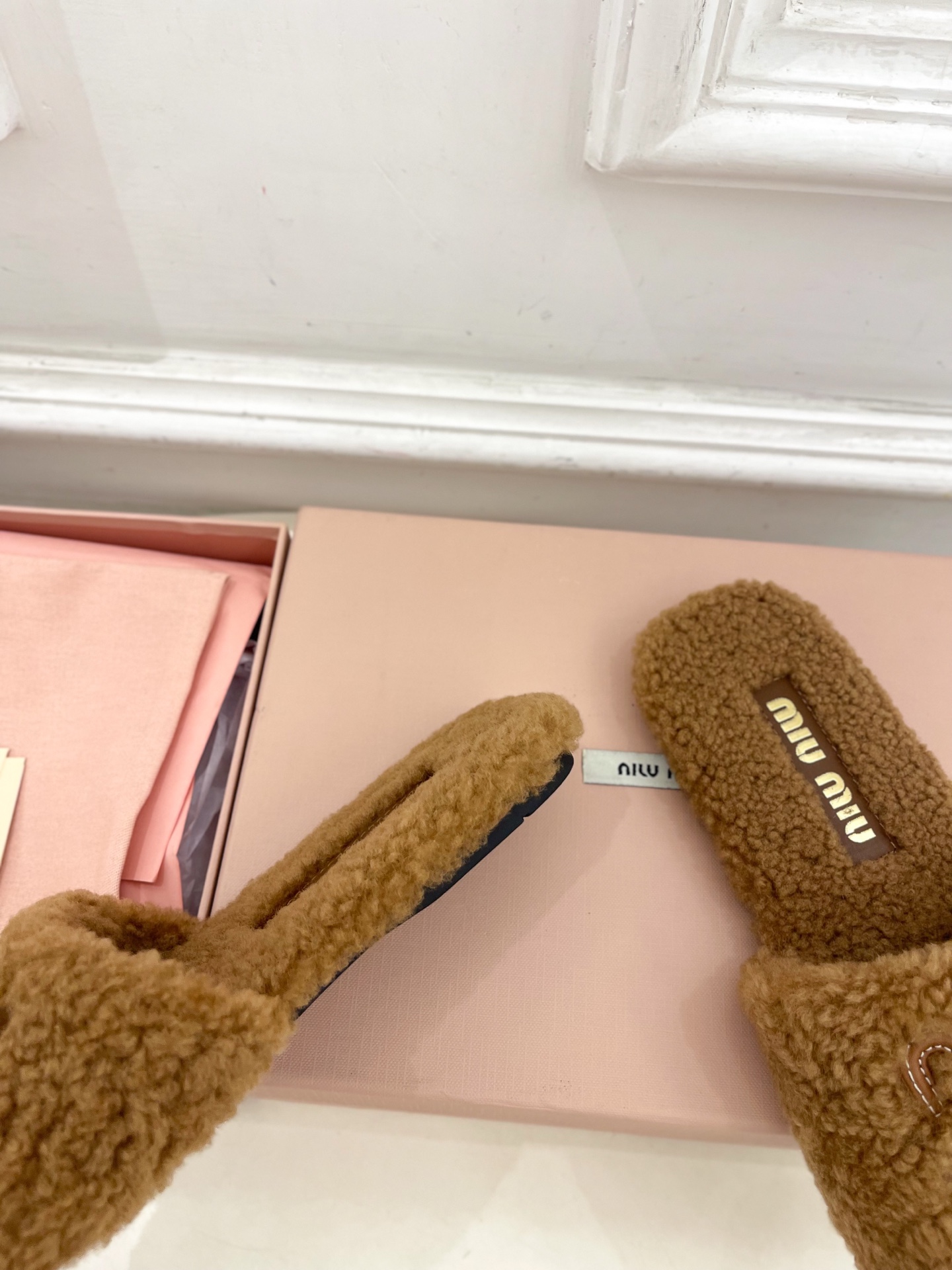 Miu Miu | 缪缪  25𝐬𝐬

🖤2025秋冬新品   专柜主打最新走秀款 经典字母平底毛毛拖鞋