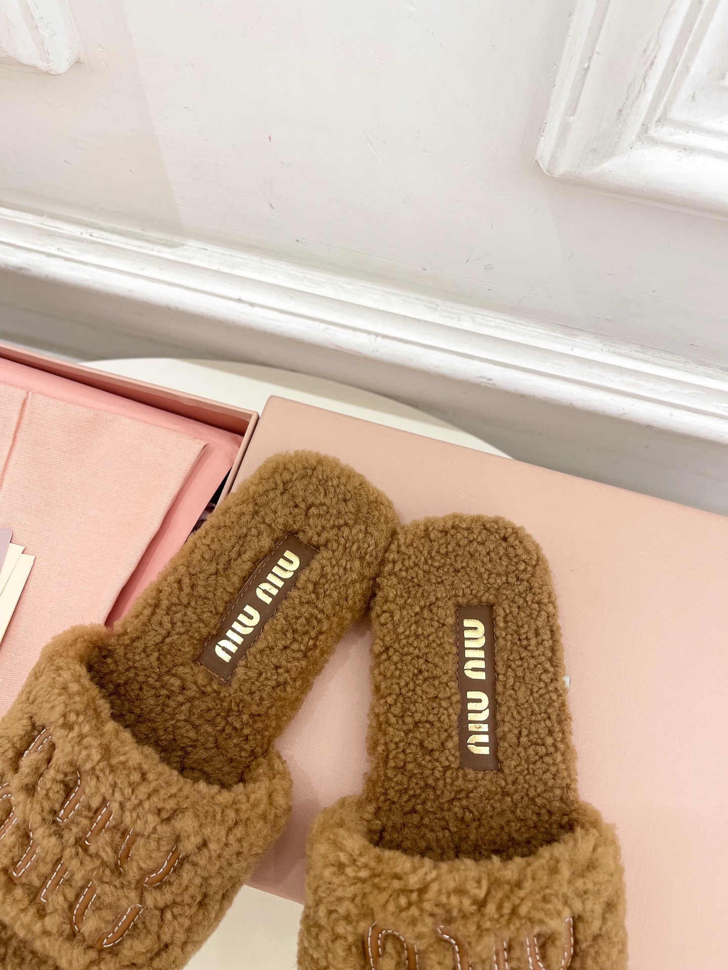 Miu Miu | 缪缪  25𝐬𝐬

🖤2025秋冬新品   专柜主打最新走秀款 经典字母平底毛毛拖鞋