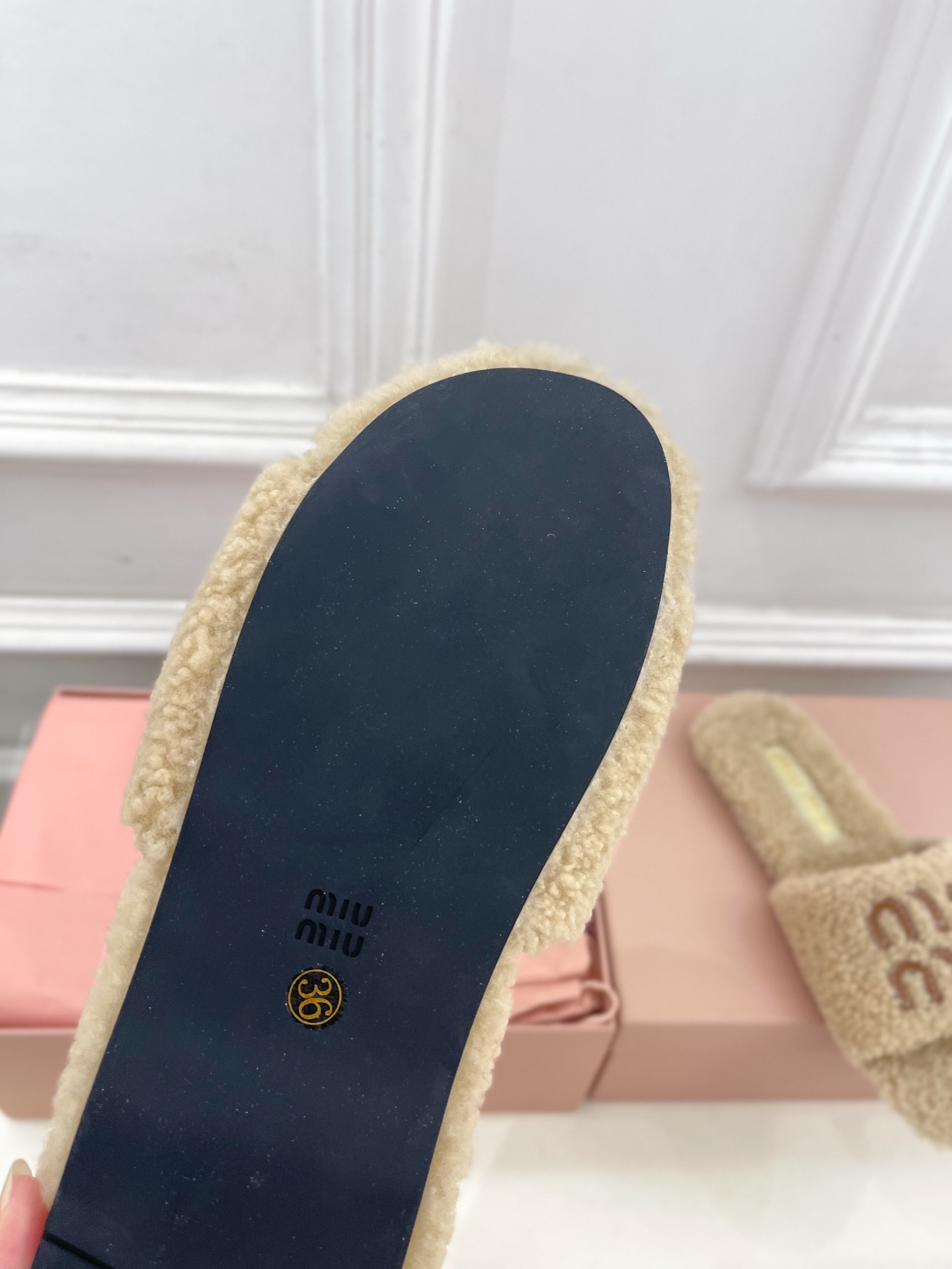 Miu Miu | 缪缪  25𝐬𝐬

🖤2025秋冬新品   专柜主打最新走秀款 经典字母平底毛毛拖鞋
