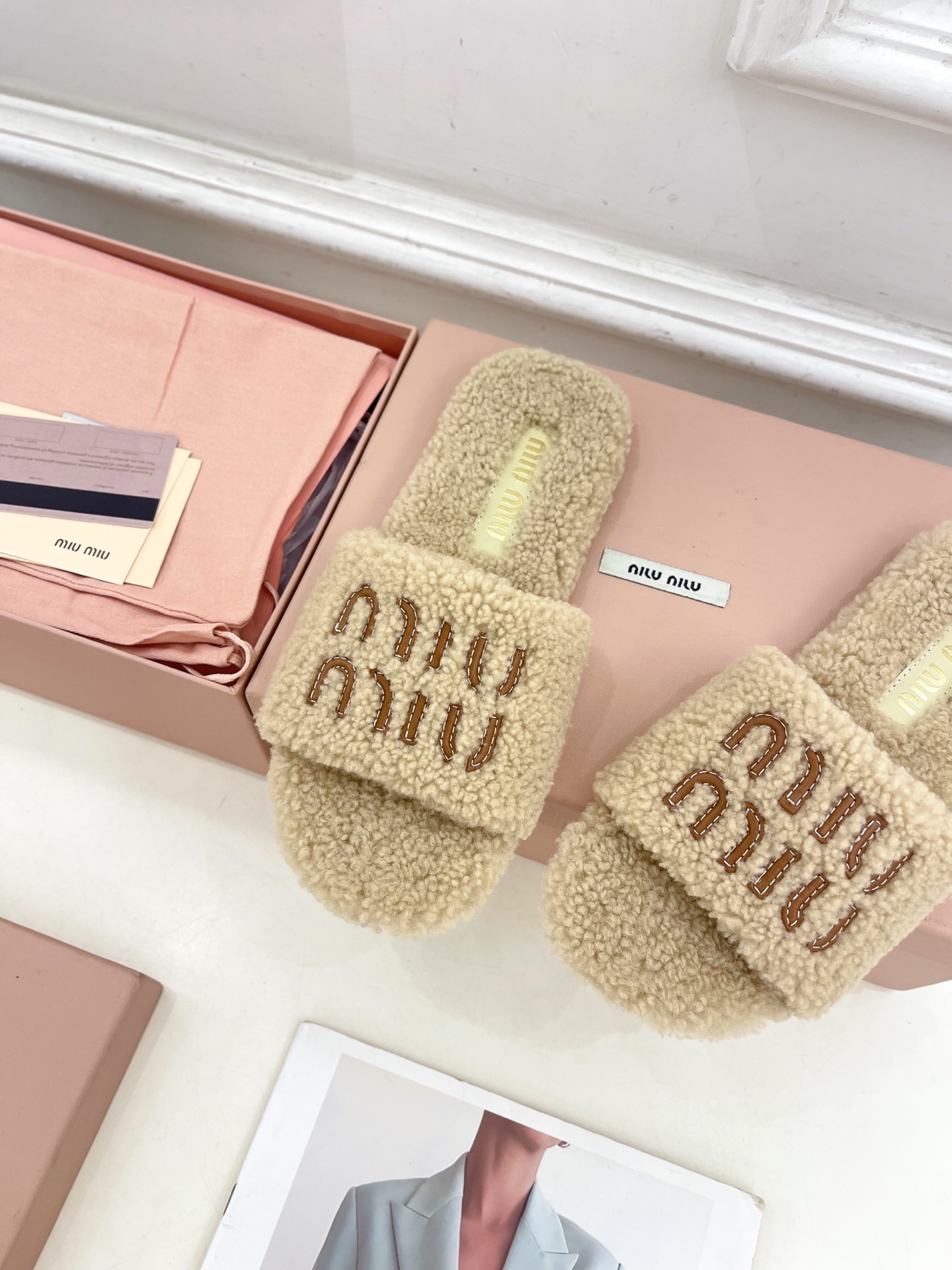 Miu Miu | 缪缪  25𝐬𝐬

🖤2025秋冬新品   专柜主打最新走秀款 经典字母平底毛毛拖鞋