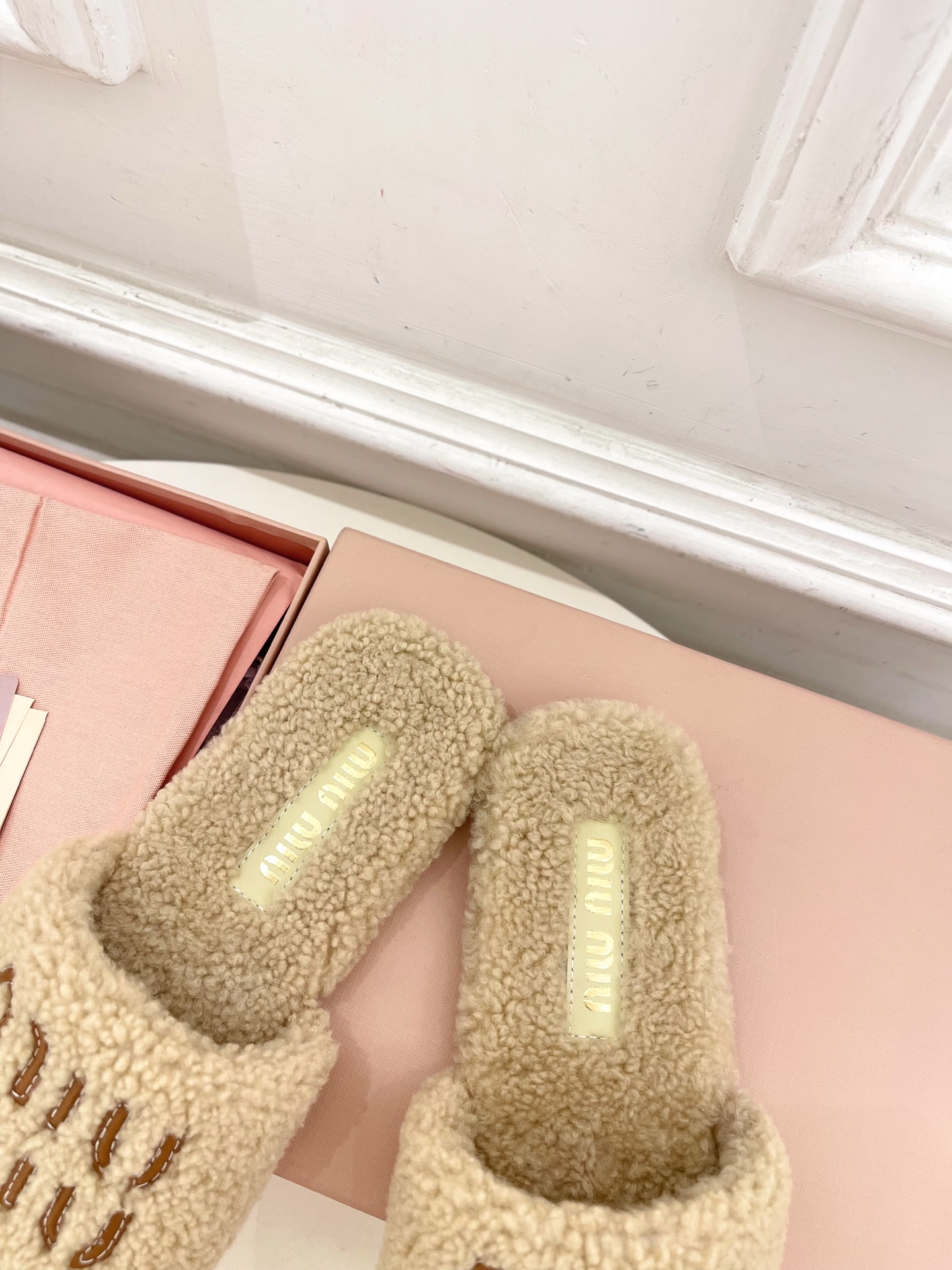 Miu Miu | 缪缪  25𝐬𝐬

🖤2025秋冬新品   专柜主打最新走秀款 经典字母平底毛毛拖鞋