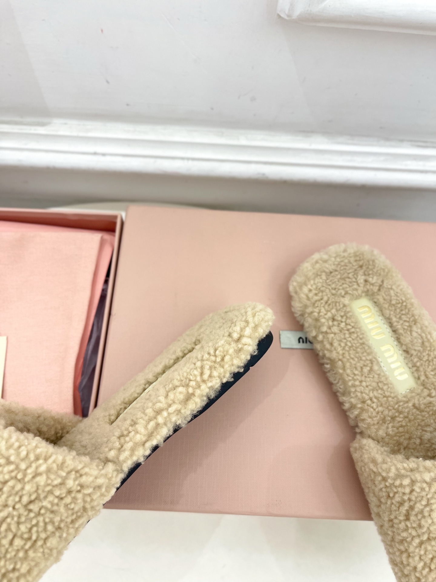 Miu Miu | 缪缪  25𝐬𝐬

🖤2025秋冬新品   专柜主打最新走秀款 经典字母平底毛毛拖鞋