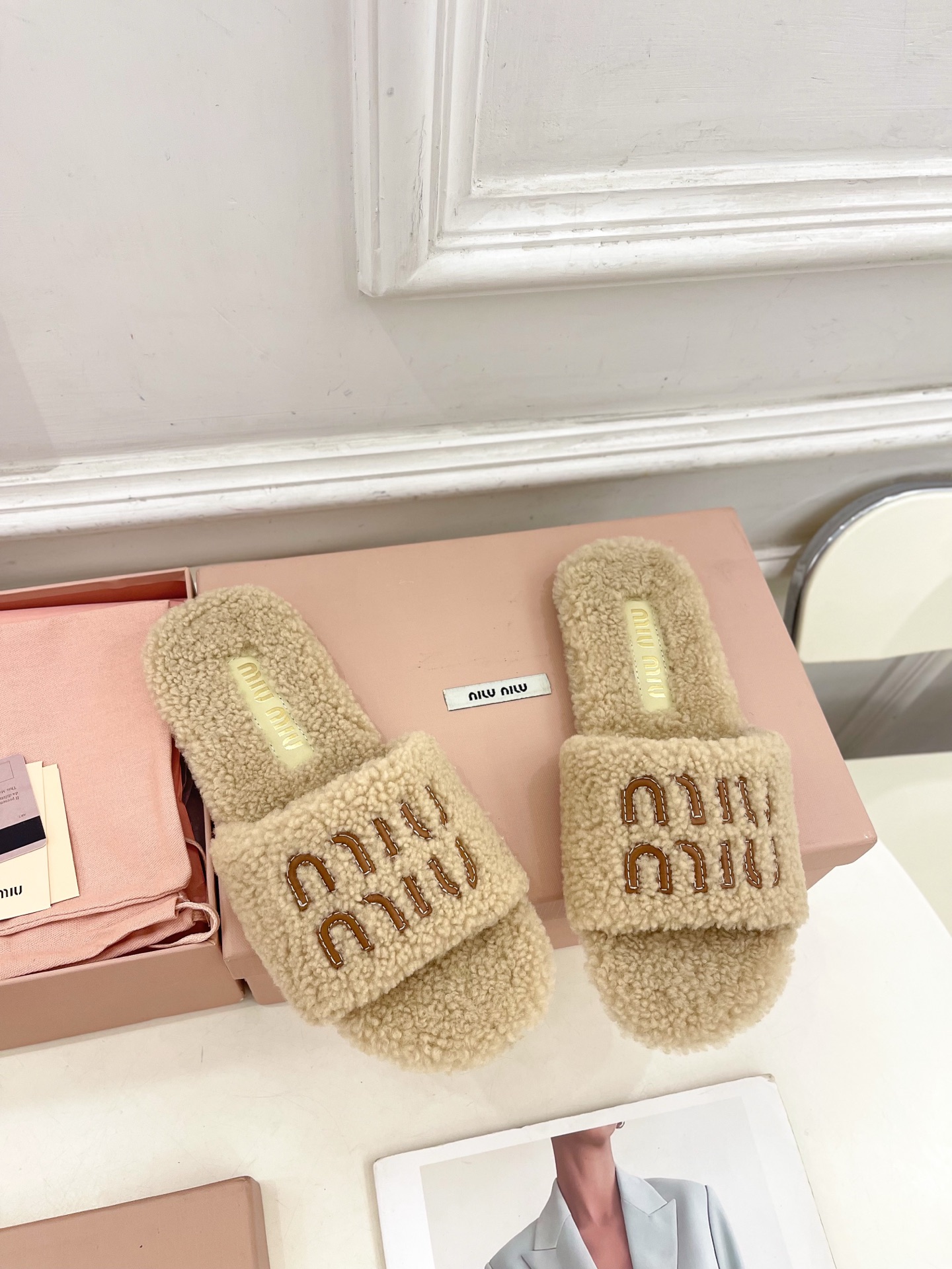 Miu Miu | 缪缪  25𝐬𝐬

🖤2025秋冬新品   专柜主打最新走秀款 经典字母平底毛毛拖鞋