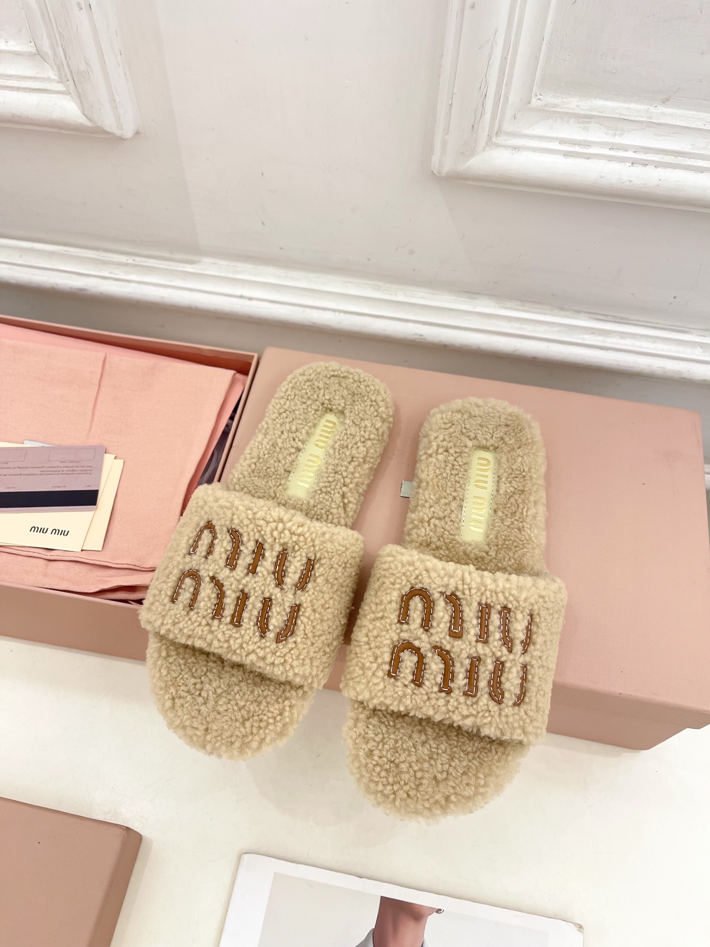 Miu Miu | 缪缪  25𝐬𝐬

🖤2025秋冬新品   专柜主打最新走秀款 经典字母平底毛毛拖鞋