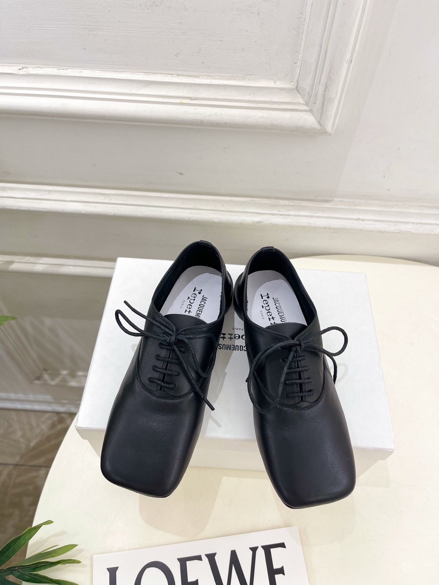 JACQUEMUS 2025春夏新品 大方头英伦休闲小皮鞋
—————————
作为这两年最受欢迎的设计