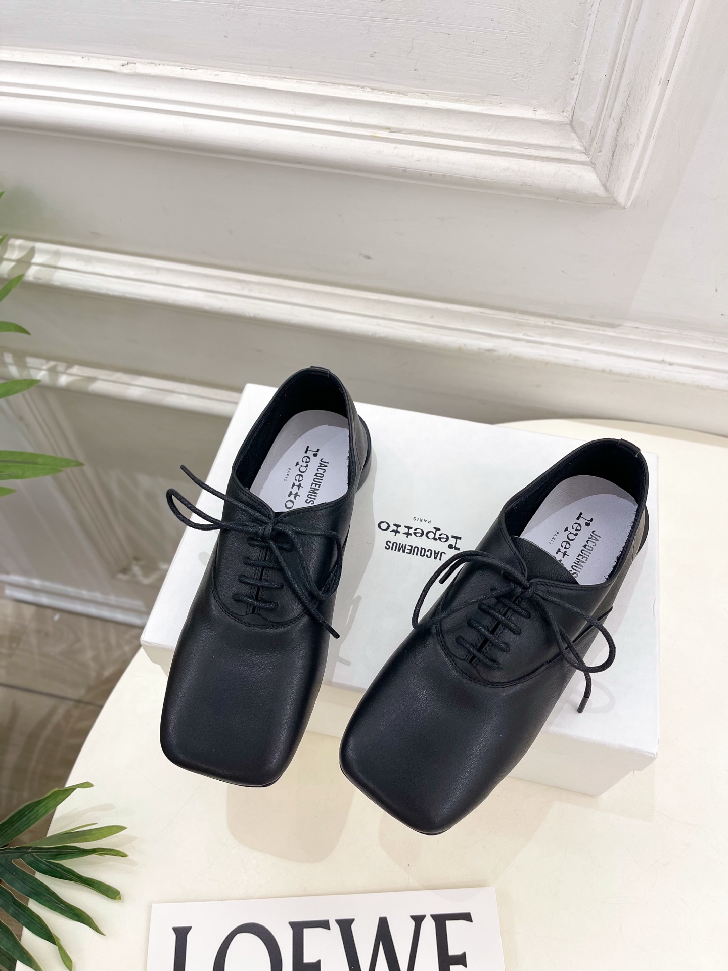 JACQUEMUS 2025春夏新品 大方头英伦休闲小皮鞋
—————————
作为这两年最受欢迎的设计