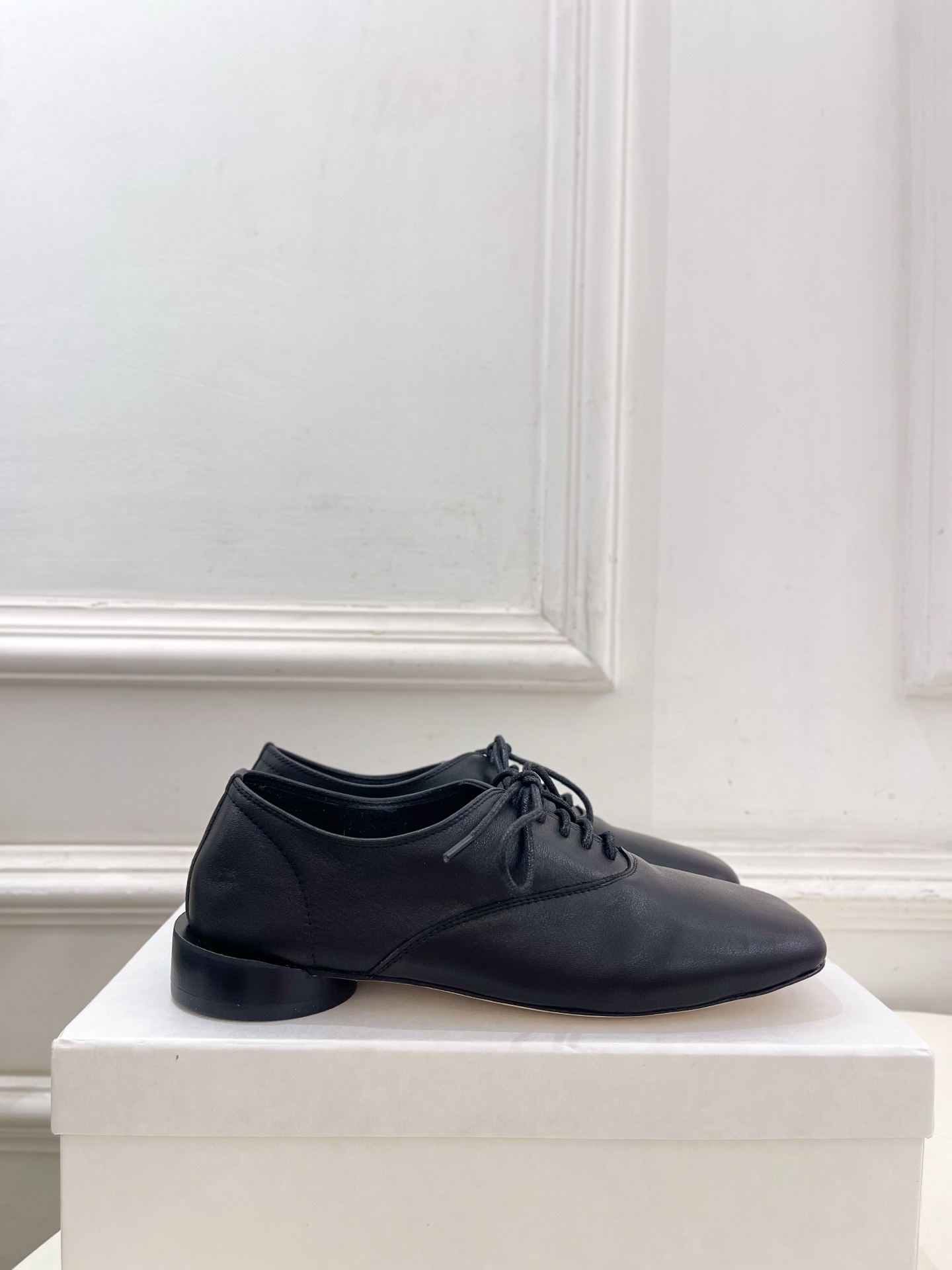 JACQUEMUS 2025春夏新品 大方头英伦休闲小皮鞋
—————————
作为这两年最受欢迎的设计
