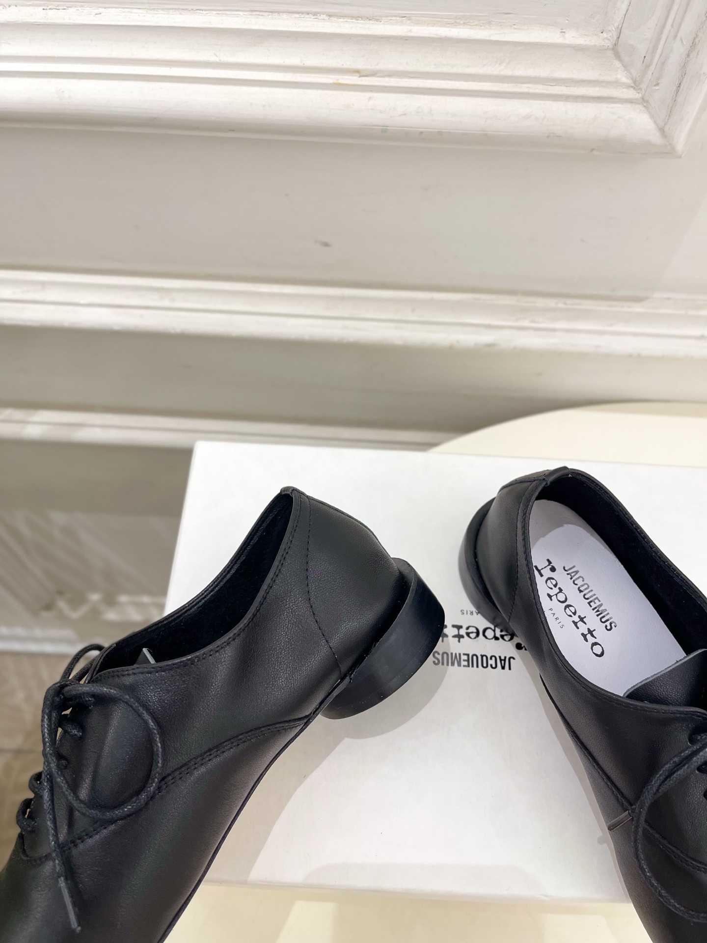 JACQUEMUS 2025春夏新品 大方头英伦休闲小皮鞋
—————————
作为这两年最受欢迎的设计