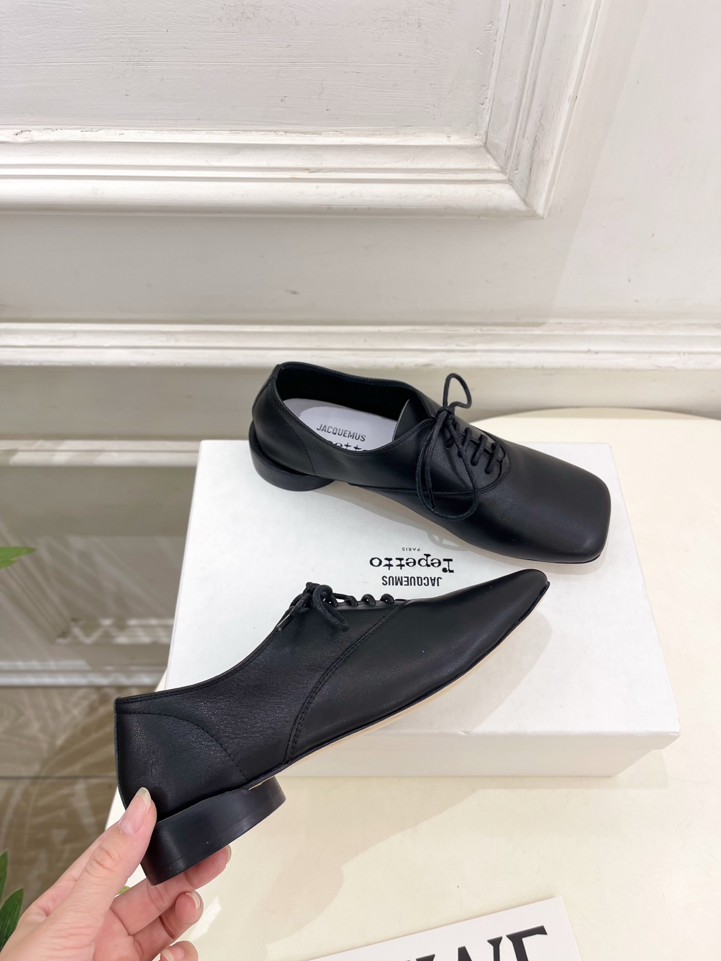 JACQUEMUS 2025春夏新品 大方头英伦休闲小皮鞋
—————————
作为这两年最受欢迎的设计