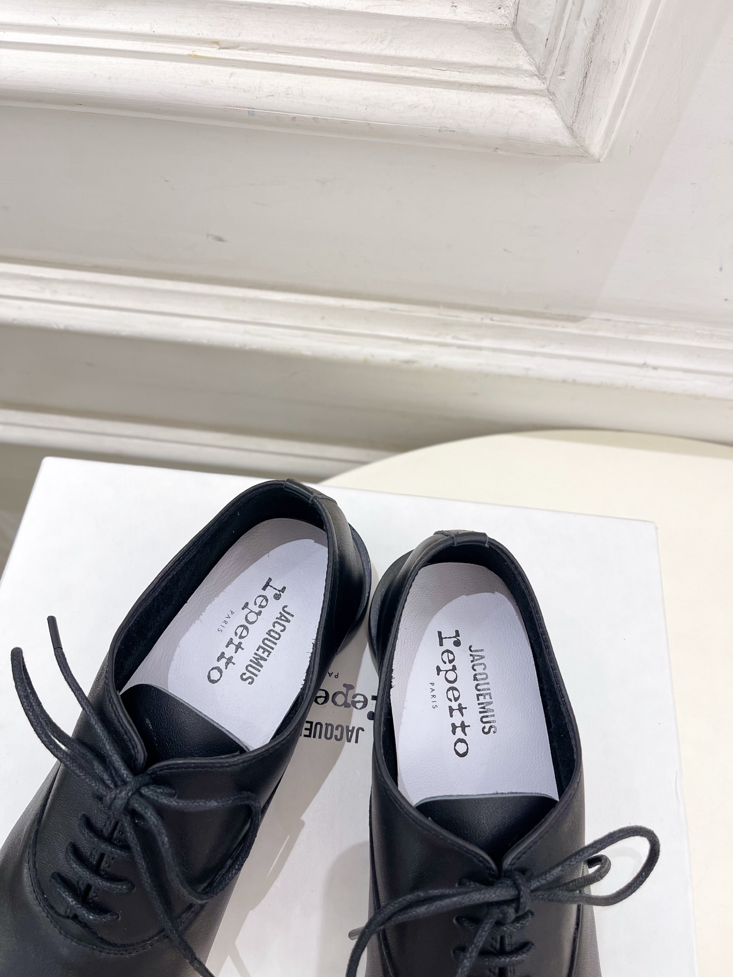 JACQUEMUS 2025春夏新品 大方头英伦休闲小皮鞋
—————————
作为这两年最受欢迎的设计