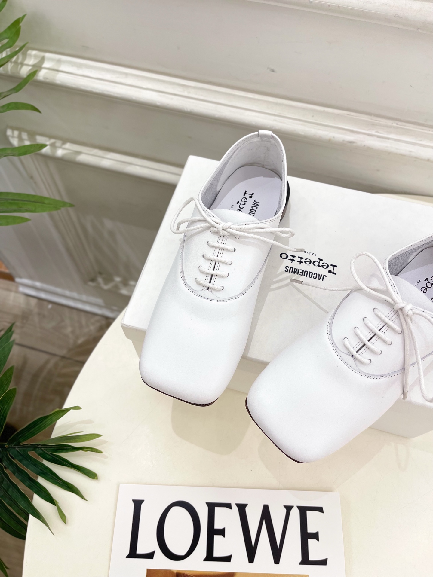 JACQUEMUS 2025春夏新品 大方头英伦休闲小皮鞋
—————————
作为这两年最受欢迎的设计