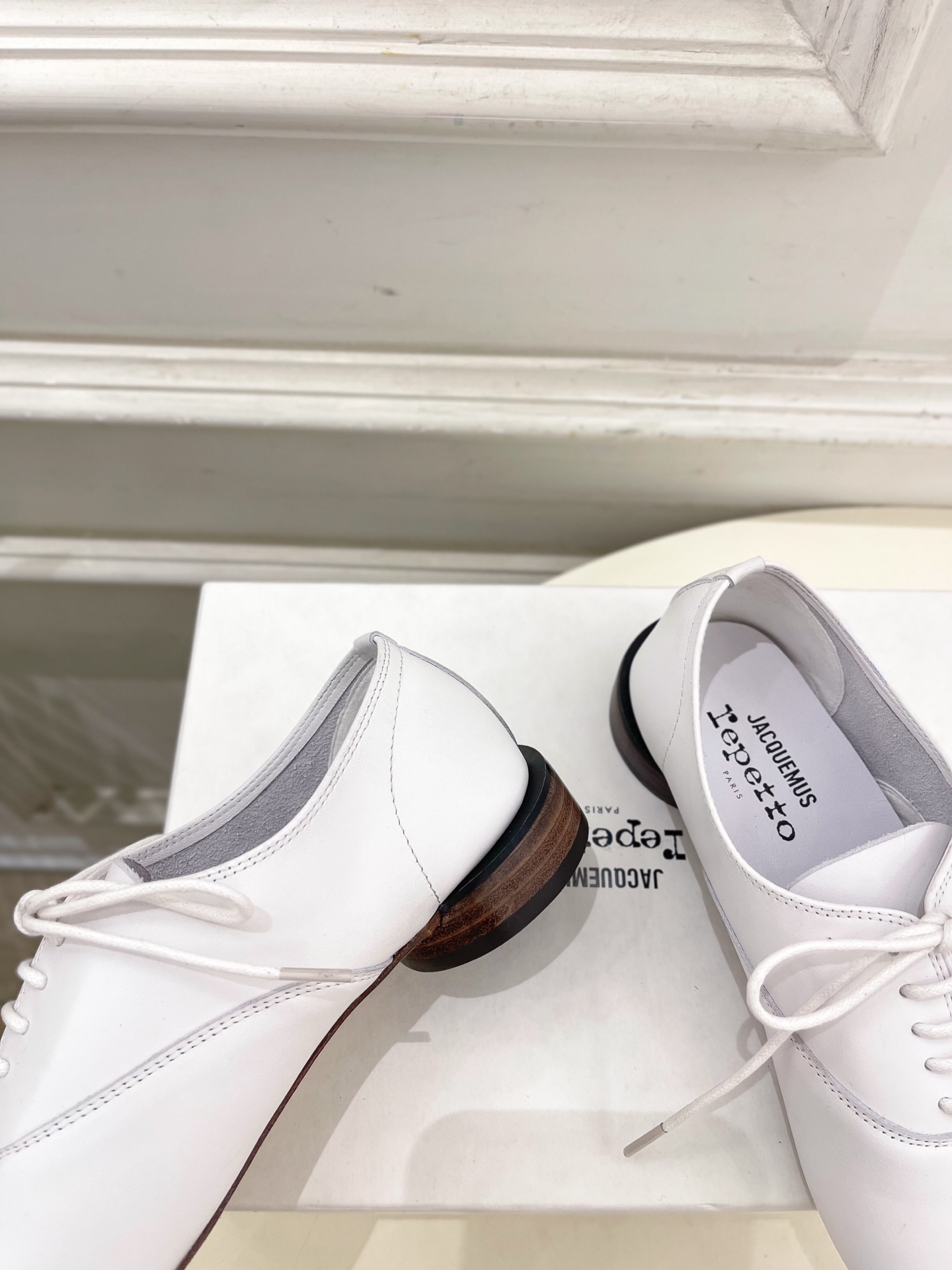 JACQUEMUS 2025春夏新品 大方头英伦休闲小皮鞋
—————————
作为这两年最受欢迎的设计