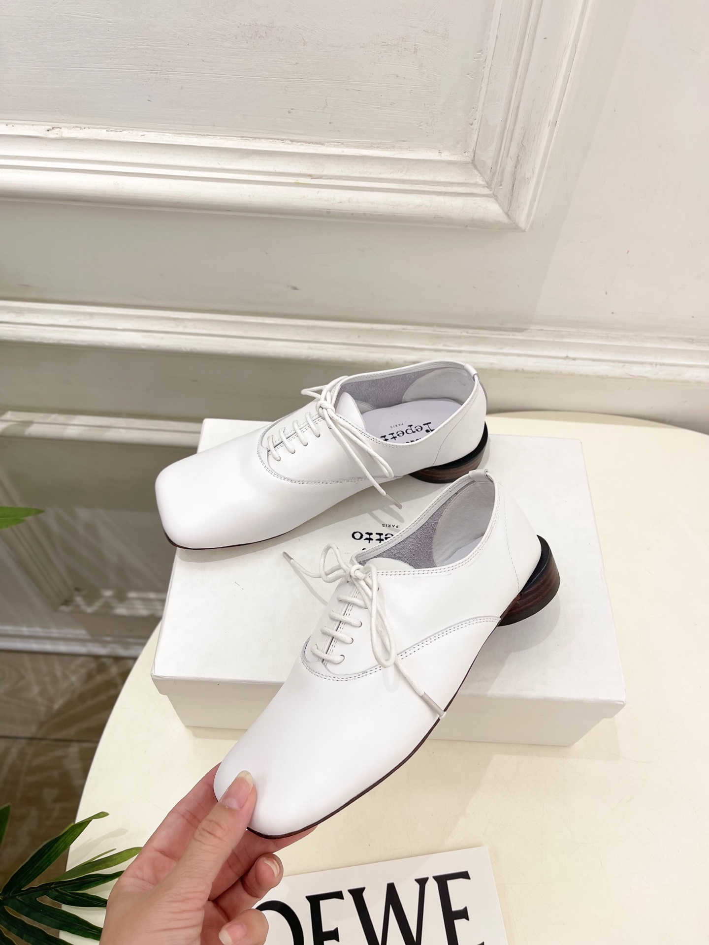 JACQUEMUS 2025春夏新品 大方头英伦休闲小皮鞋
—————————
作为这两年最受欢迎的设计