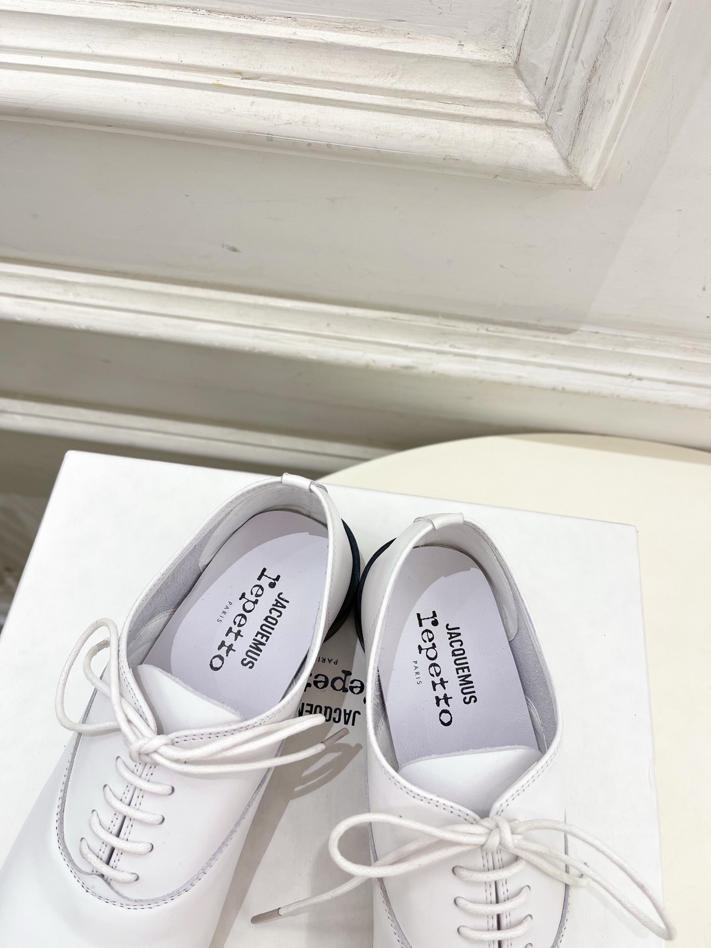 JACQUEMUS 2025春夏新品 大方头英伦休闲小皮鞋
—————————
作为这两年最受欢迎的设计