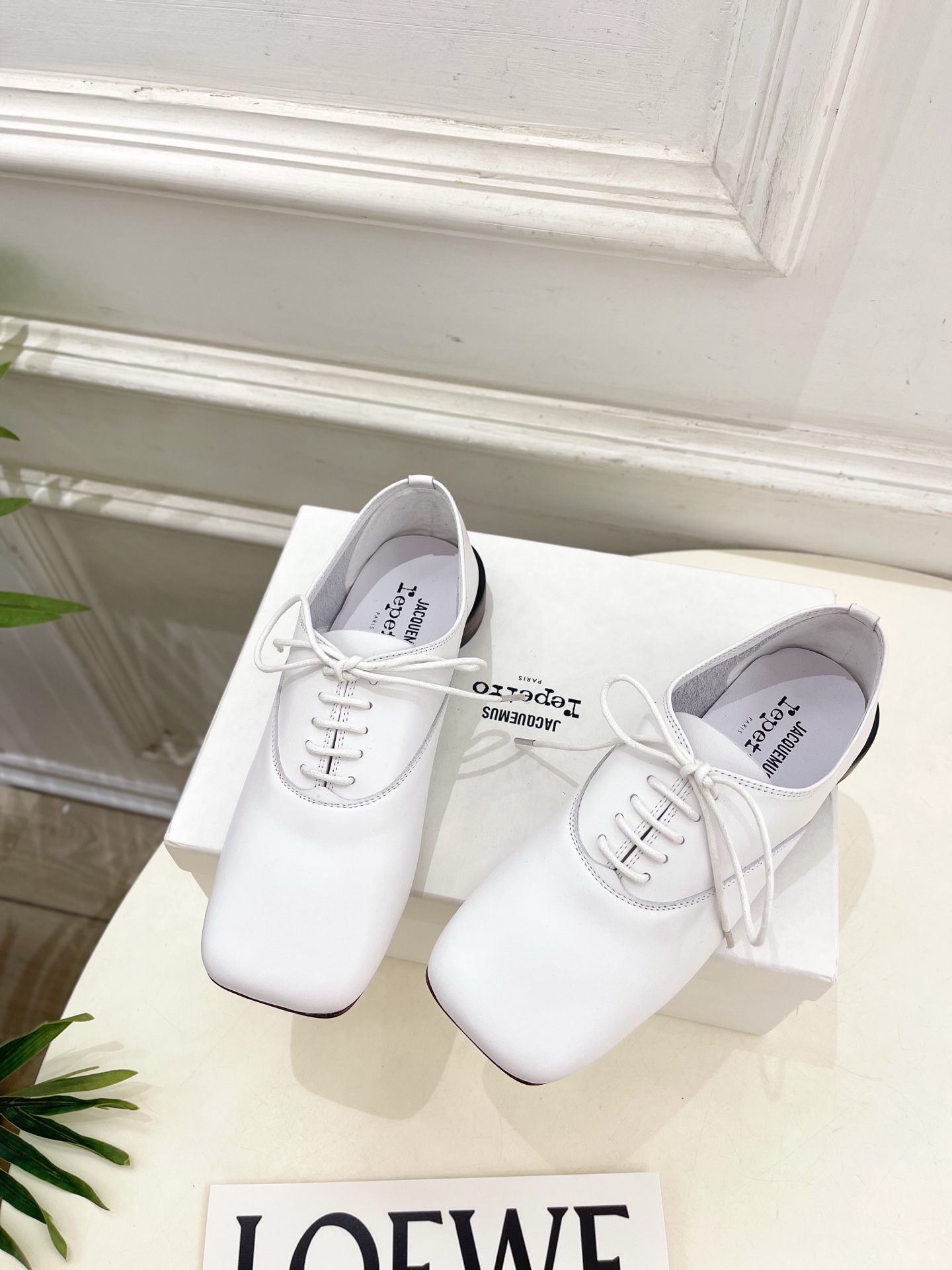 JACQUEMUS 2025春夏新品 大方头英伦休闲小皮鞋
—————————
作为这两年最受欢迎的设计