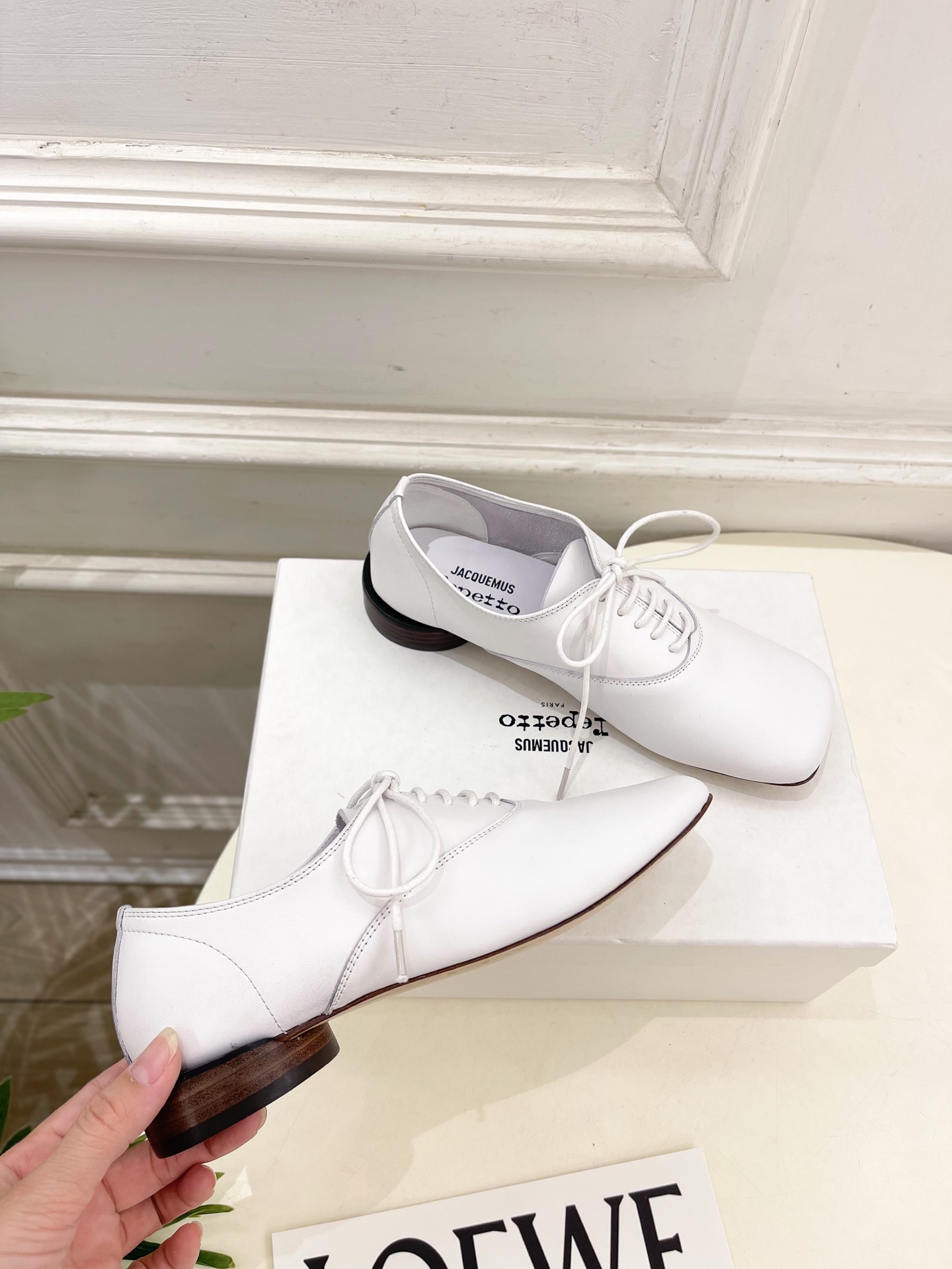 JACQUEMUS 2025春夏新品 大方头英伦休闲小皮鞋
—————————
作为这两年最受欢迎的设计