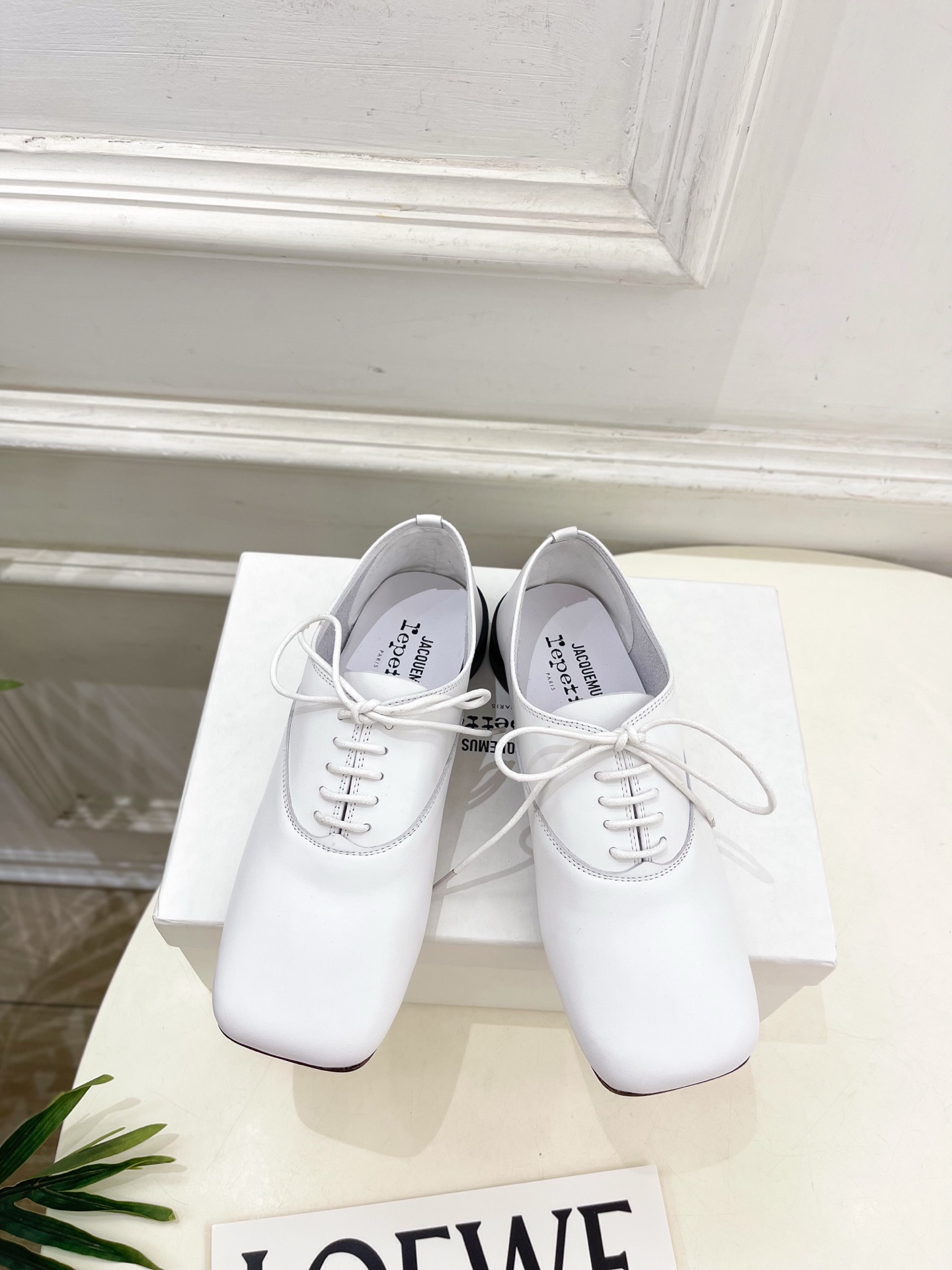 JACQUEMUS 2025春夏新品 大方头英伦休闲小皮鞋
—————————
作为这两年最受欢迎的设计