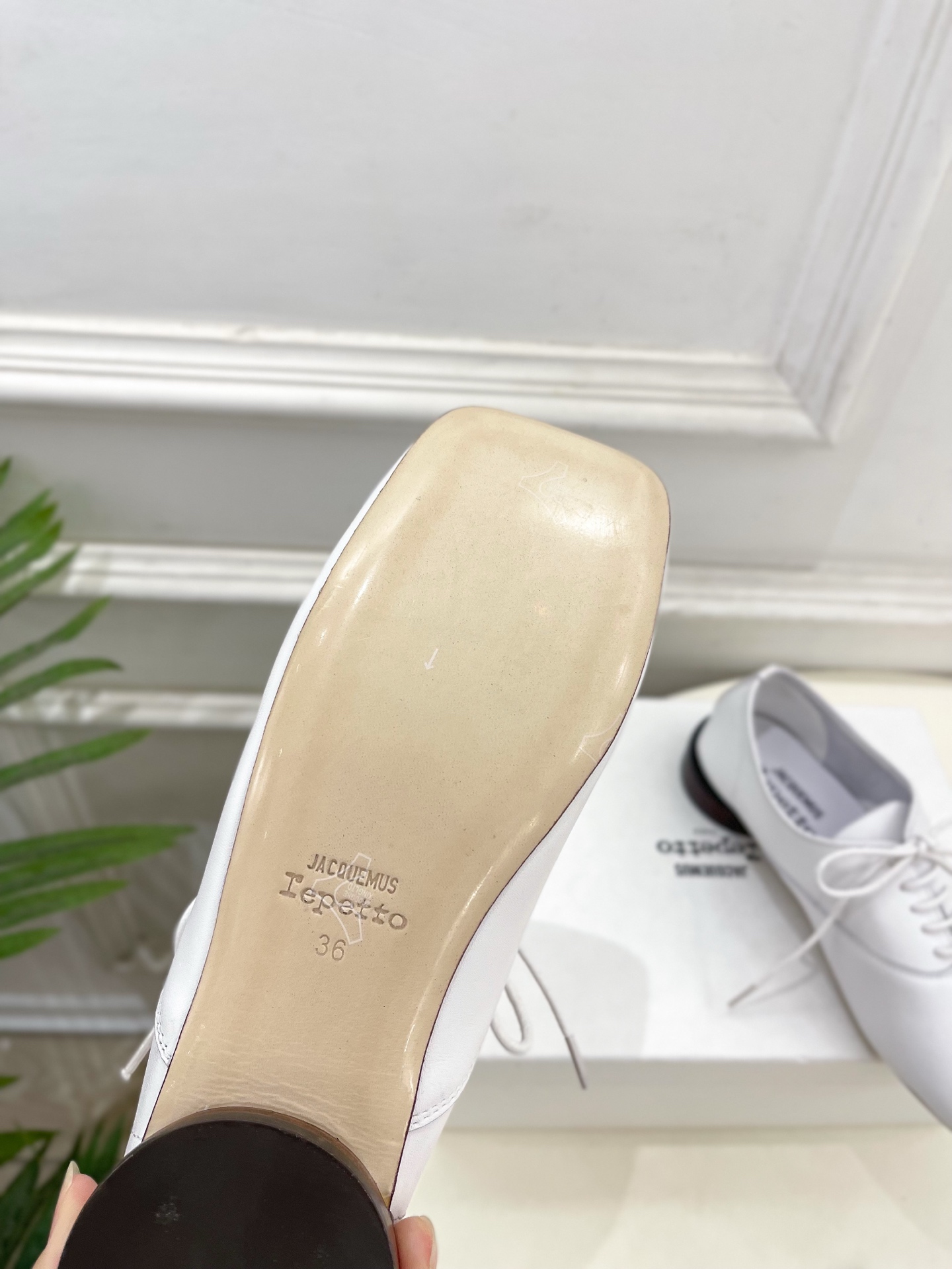 JACQUEMUS 2025春夏新品 大方头英伦休闲小皮鞋
—————————
作为这两年最受欢迎的设计