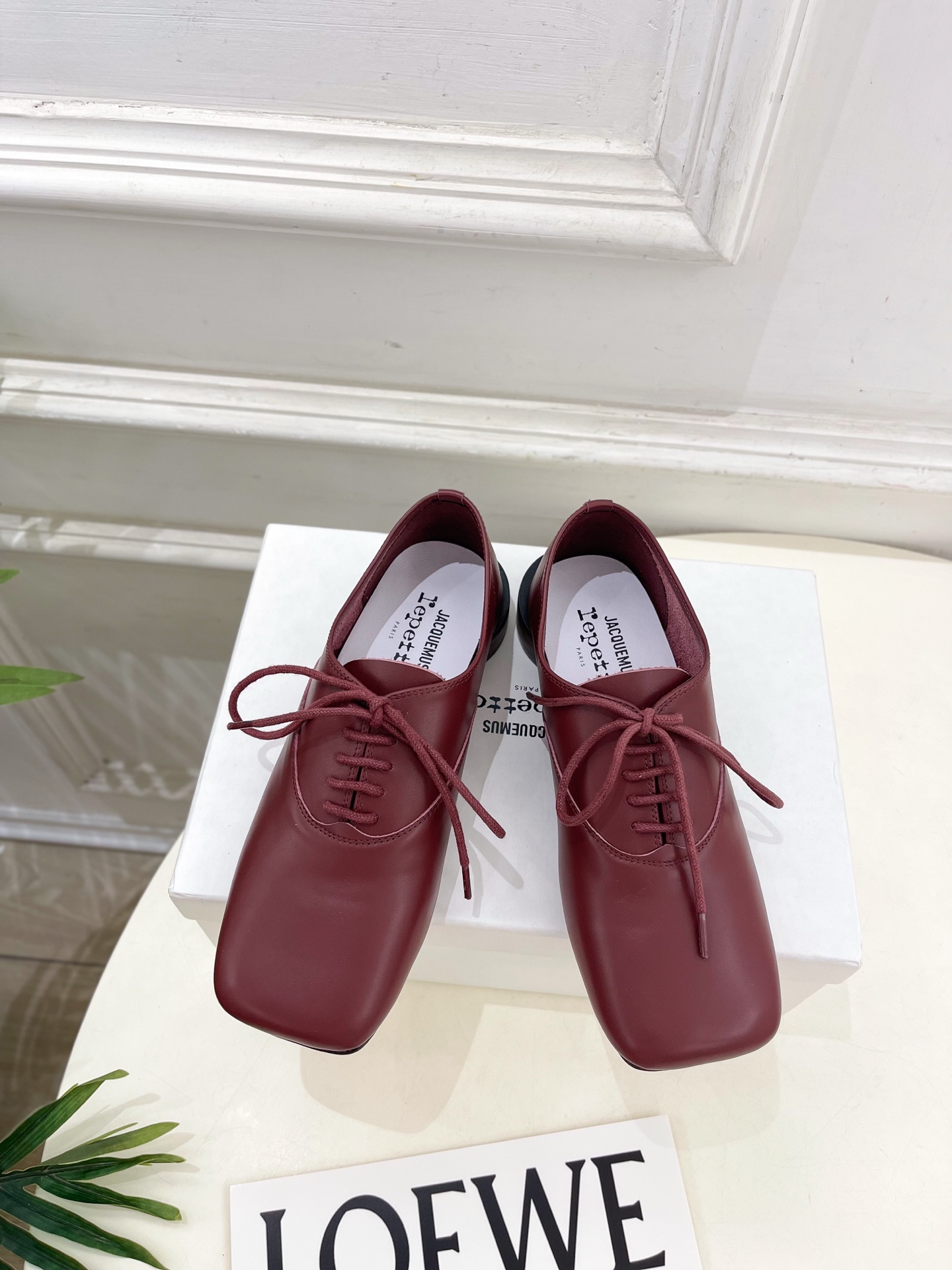 JACQUEMUS 2025春夏新品 大方头英伦休闲小皮鞋
—————————
作为这两年最受欢迎的设计