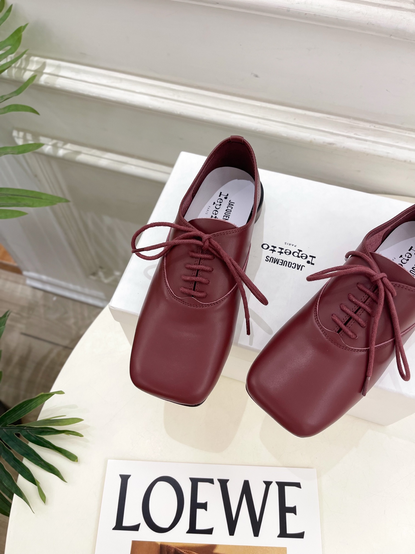 JACQUEMUS 2025春夏新品 大方头英伦休闲小皮鞋
—————————
作为这两年最受欢迎的设计