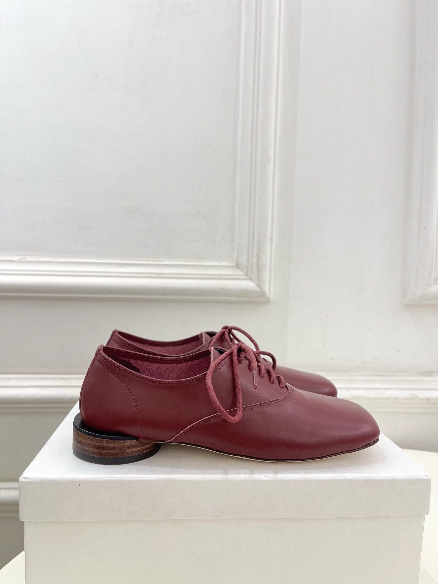 JACQUEMUS 2025春夏新品 大方头英伦休闲小皮鞋
—————————
作为这两年最受欢迎的设计