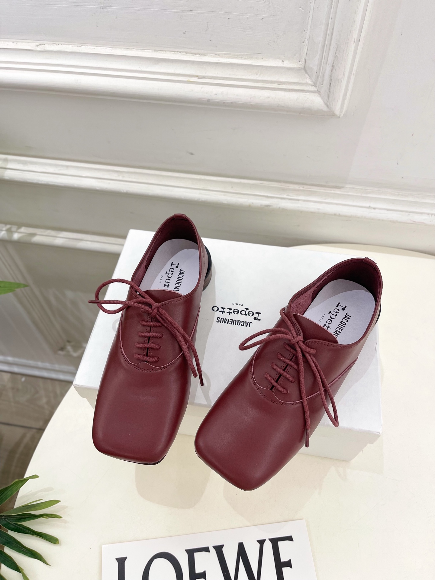 JACQUEMUS 2025春夏新品 大方头英伦休闲小皮鞋
—————————
作为这两年最受欢迎的设计
