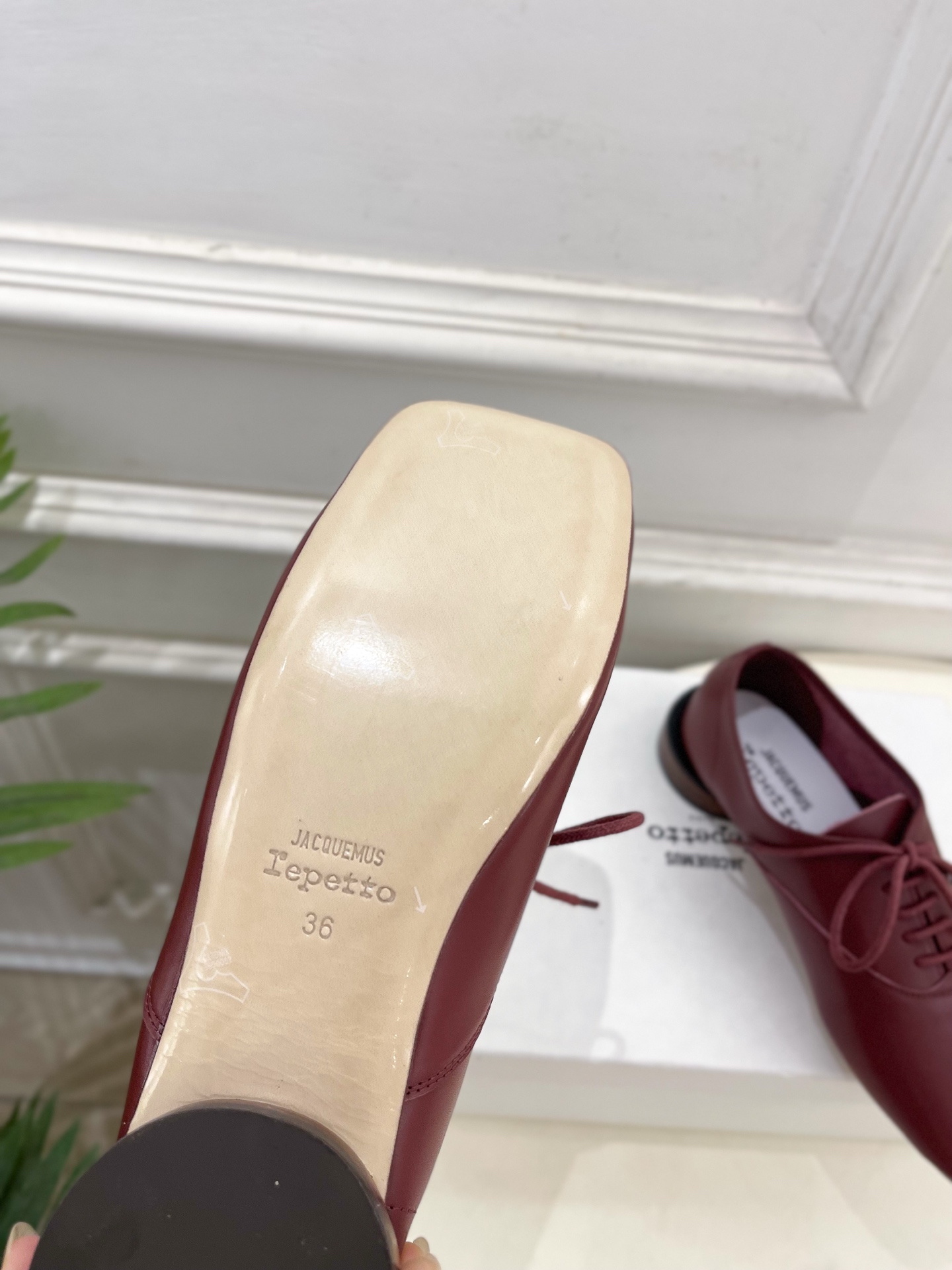 JACQUEMUS 2025春夏新品 大方头英伦休闲小皮鞋
—————————
作为这两年最受欢迎的设计