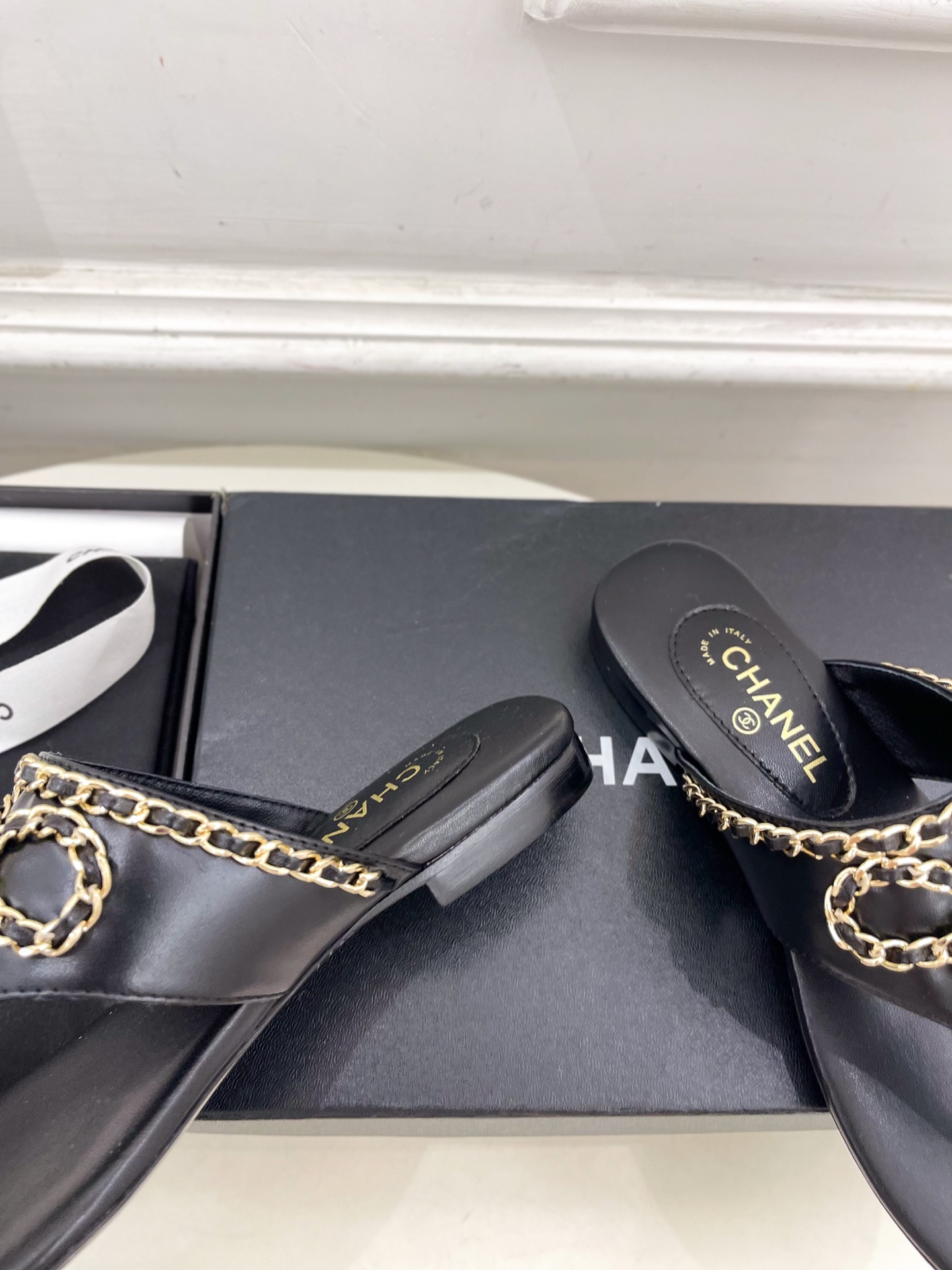 𝐂𝐇𝐀𝐍𝐄𝐋  | 小香  25𝐬𝐬 

🦋2025 春夏新品  专柜经典款 小香双C蝴蝶结链条夹脚拖鞋
