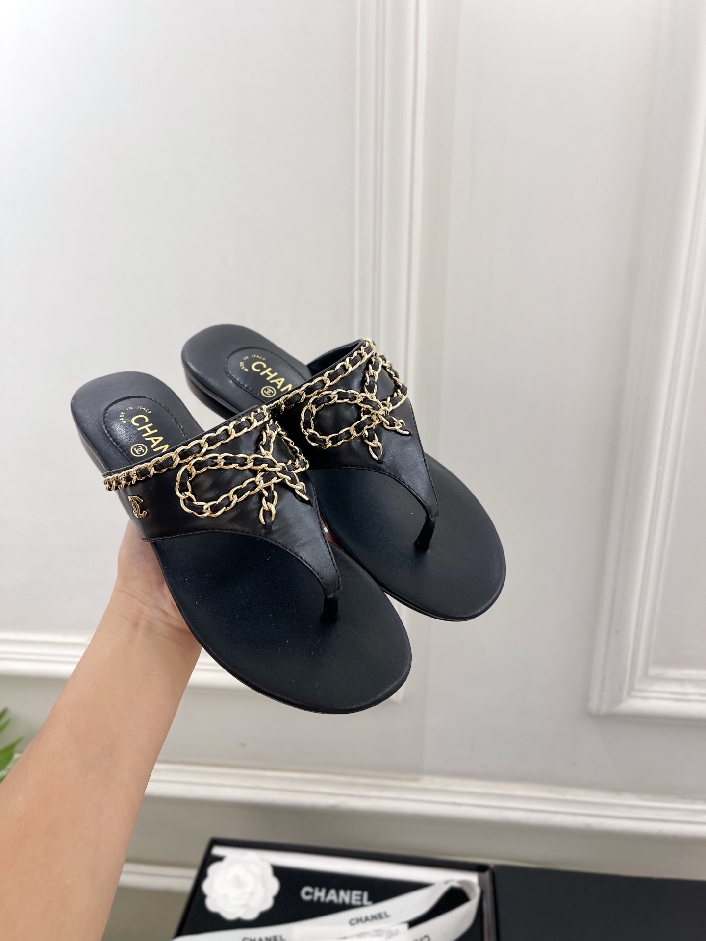 𝐂𝐇𝐀𝐍𝐄𝐋  | 小香  25𝐬𝐬 

🦋2025 春夏新品  专柜经典款 小香双C蝴蝶结链条夹脚拖鞋