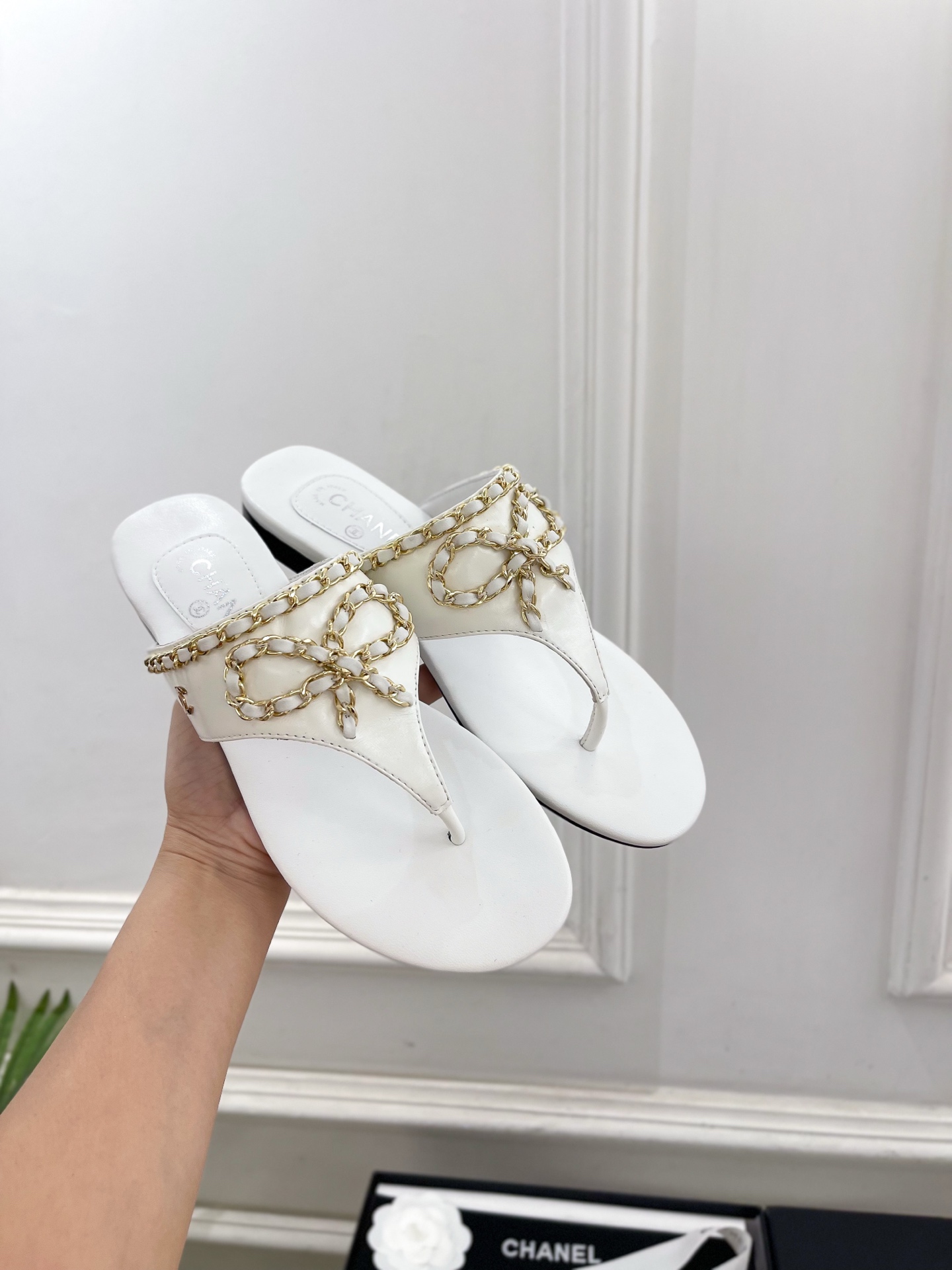 𝐂𝐇𝐀𝐍𝐄𝐋  | 小香  25𝐬𝐬 

🦋2025 春夏新品  专柜经典款 小香双C蝴蝶结链条夹脚拖鞋