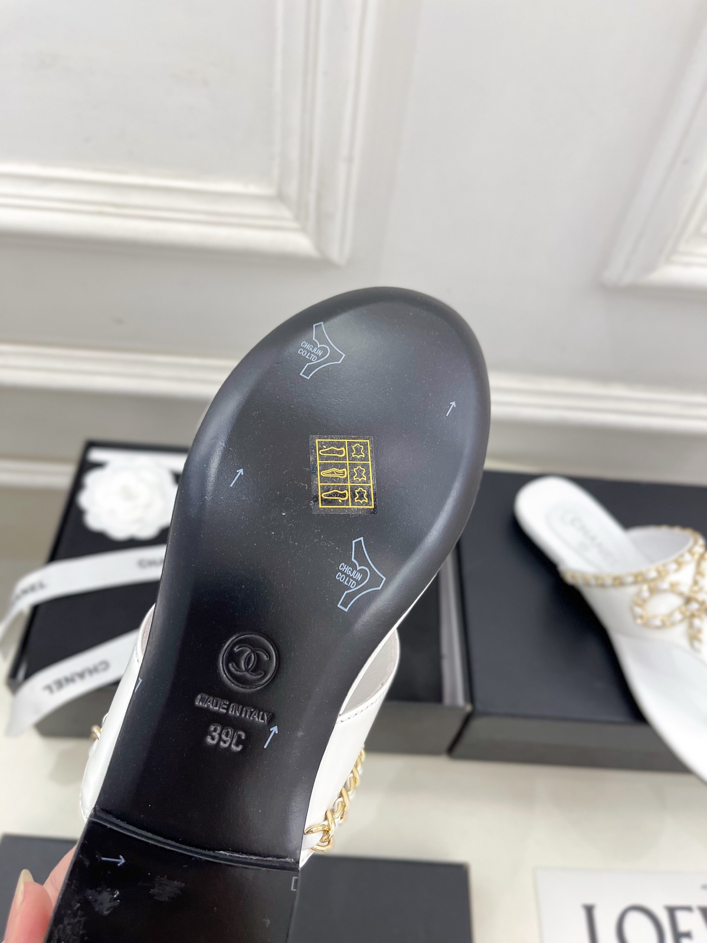 𝐂𝐇𝐀𝐍𝐄𝐋  | 小香  25𝐬𝐬 

🦋2025 春夏新品  专柜经典款 小香双C蝴蝶结链条夹脚拖鞋