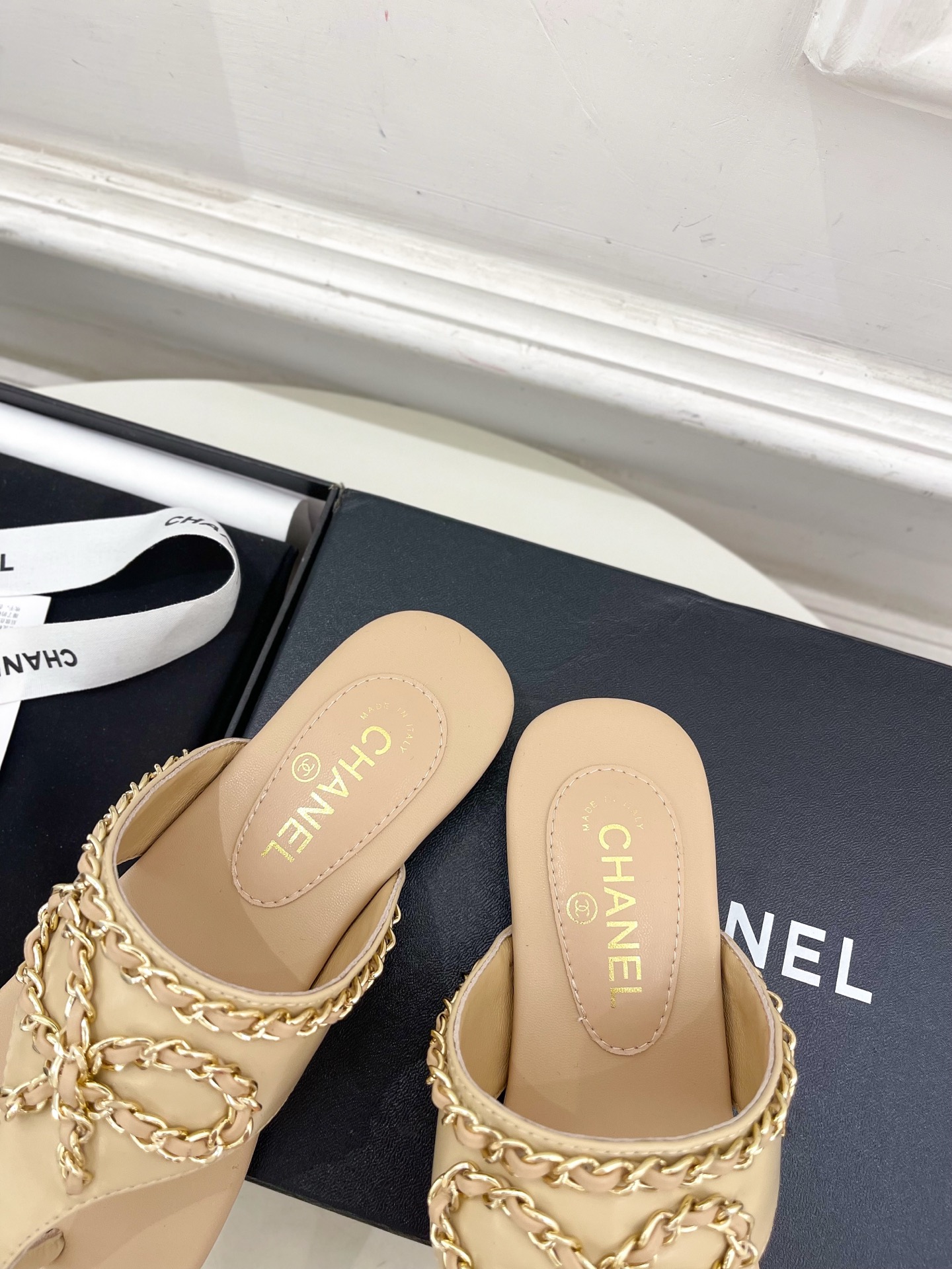 𝐂𝐇𝐀𝐍𝐄𝐋  | 小香  25𝐬𝐬 

🦋2025 春夏新品  专柜经典款 小香双C蝴蝶结链条夹脚拖鞋
