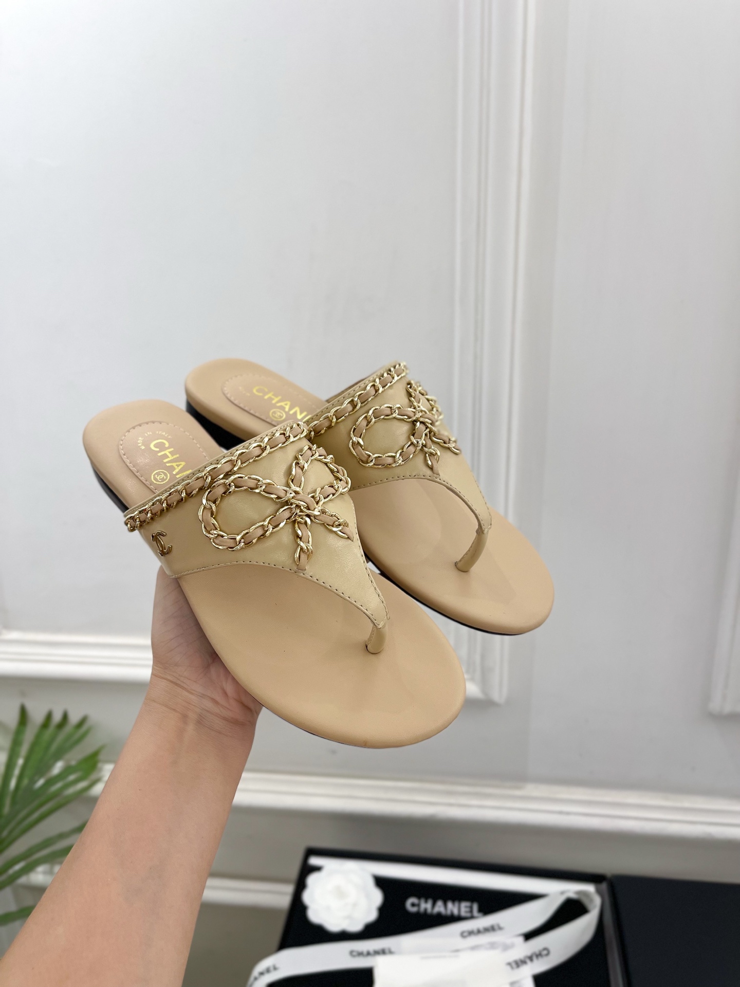 𝐂𝐇𝐀𝐍𝐄𝐋  | 小香  25𝐬𝐬 

🦋2025 春夏新品  专柜经典款 小香双C蝴蝶结链条夹脚拖鞋