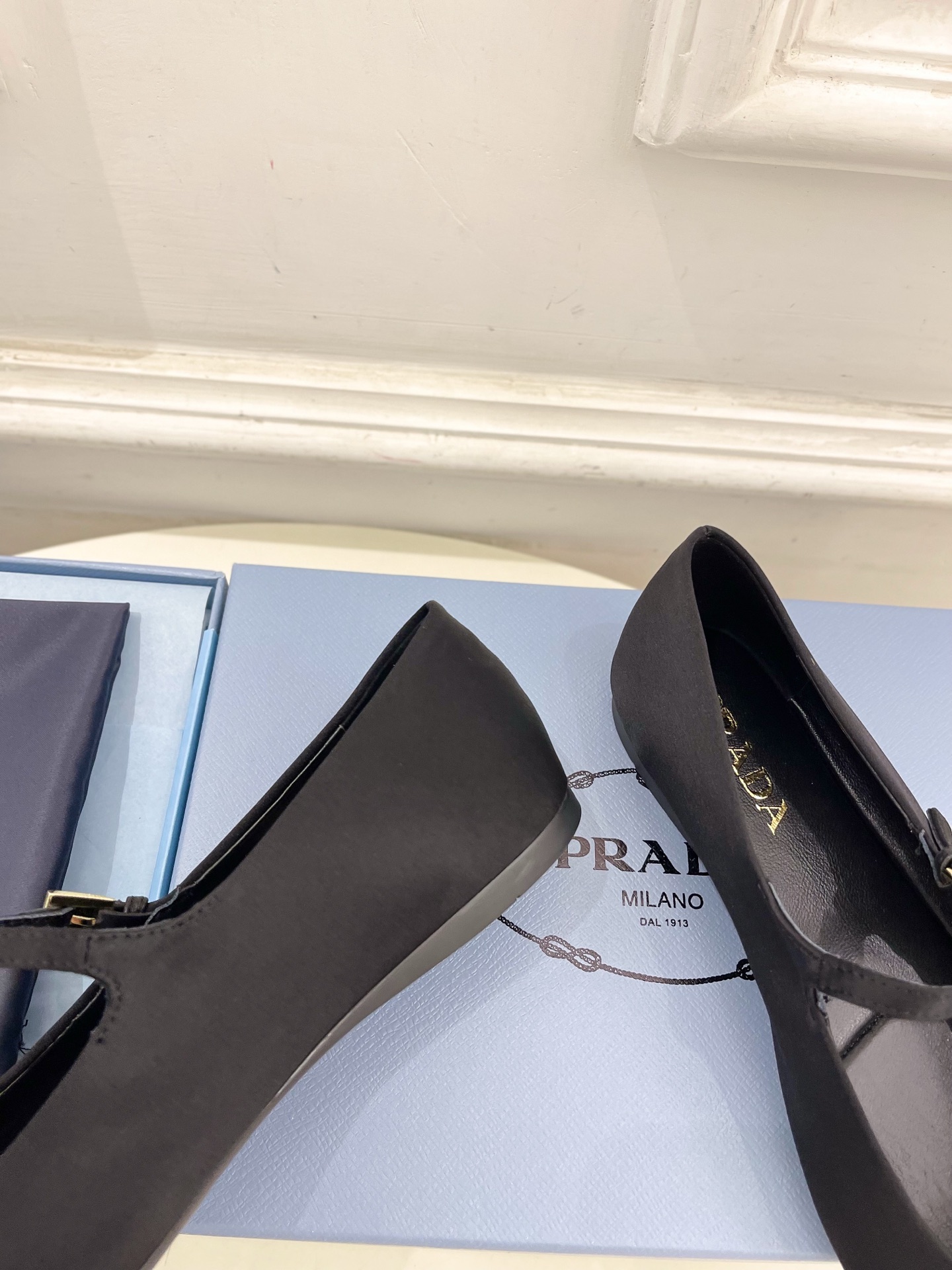 PRADA 普拉达  25𝐬𝐬 

🌈专柜走秀款早春新款 三角标玛丽珍芭蕾舞鞋系列〰

◽鞋面：高定制真